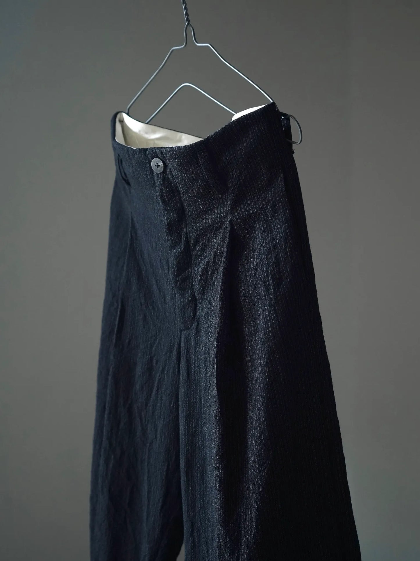 calmlence | SINGLE PLEATED WIDE STRAIGHT BLKST