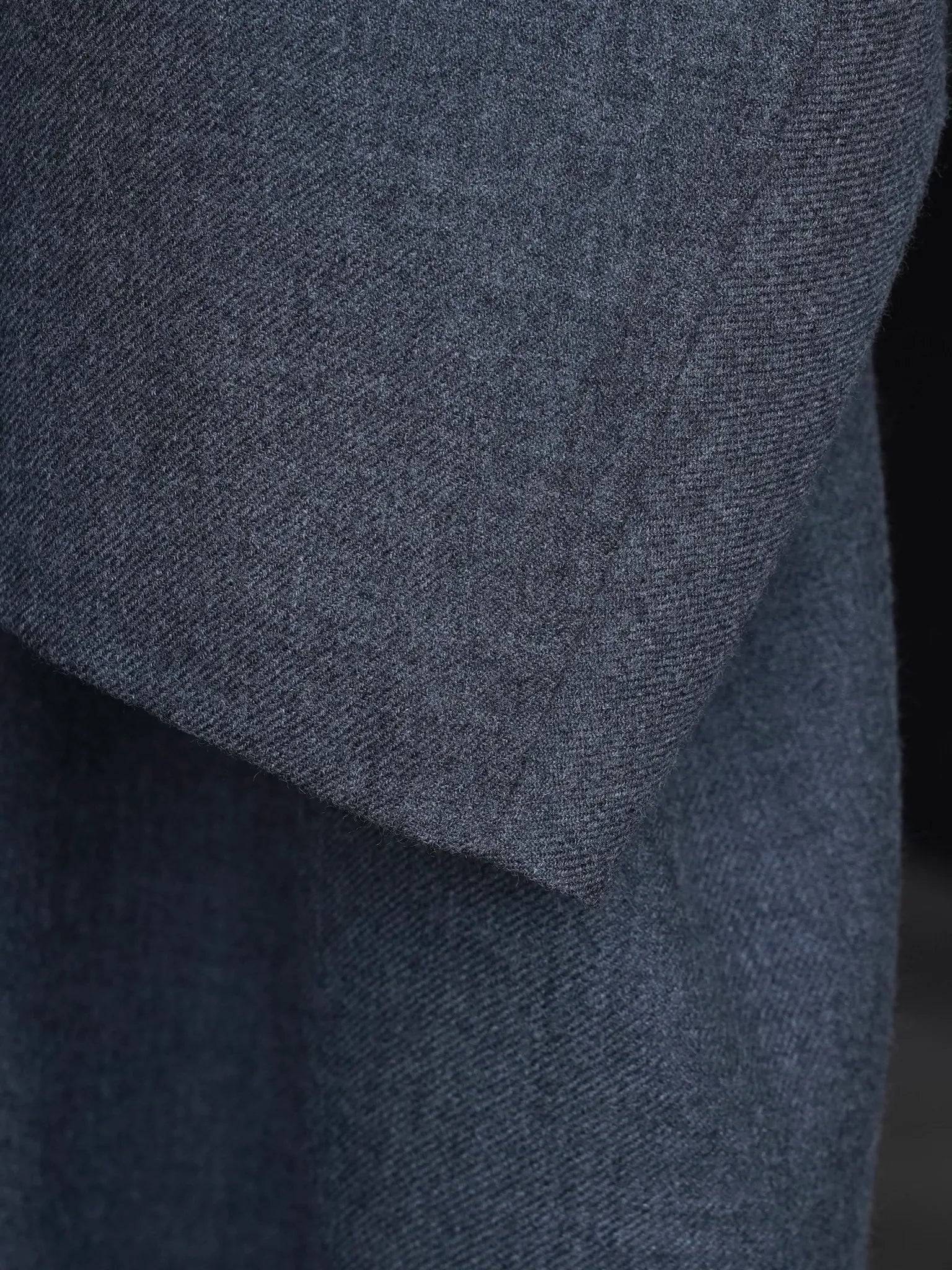 nonnotte-drapinig-gown-overcoat-charcoal-top-4