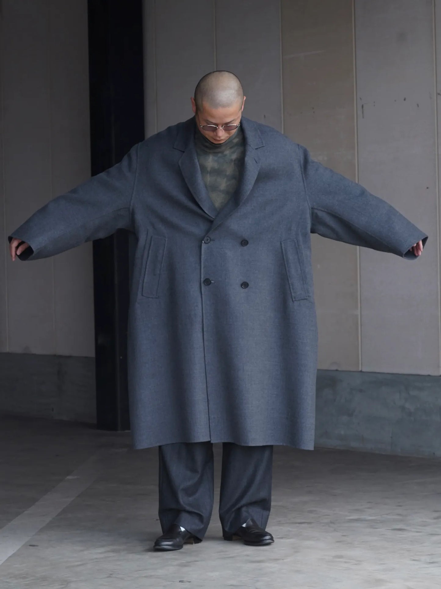 nonnotte-drapinig-gown-overcoat-charcoal-top-11