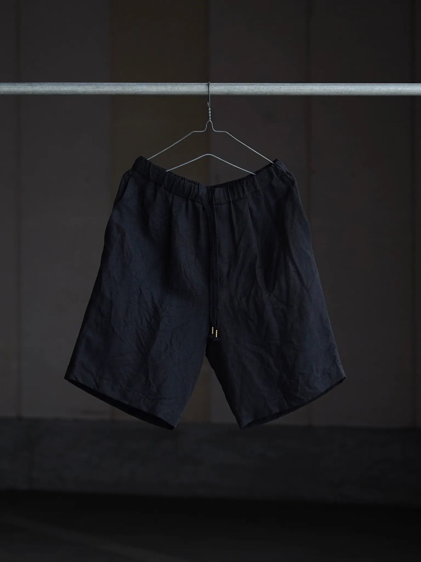 calmlence | SINGLE PLEATED EASY SHORTS BLK