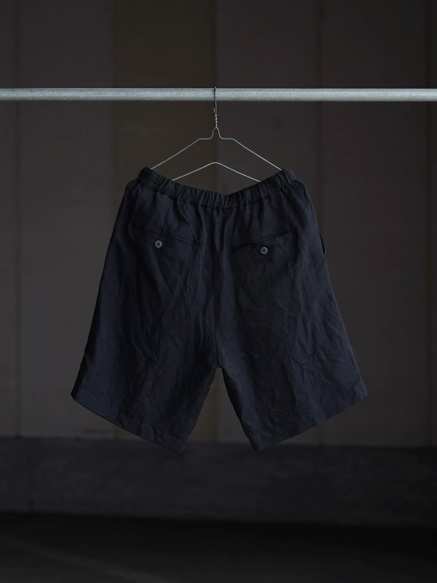 calmlence | SINGLE PLEATED EASY SHORTS BLK