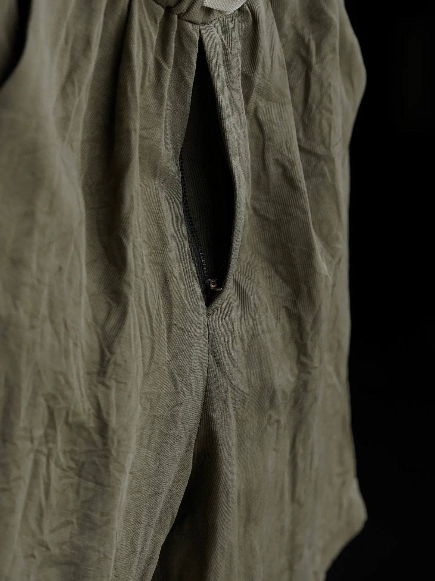 calmlence | SINGLE PLEATED EASY SHORTS DBEG