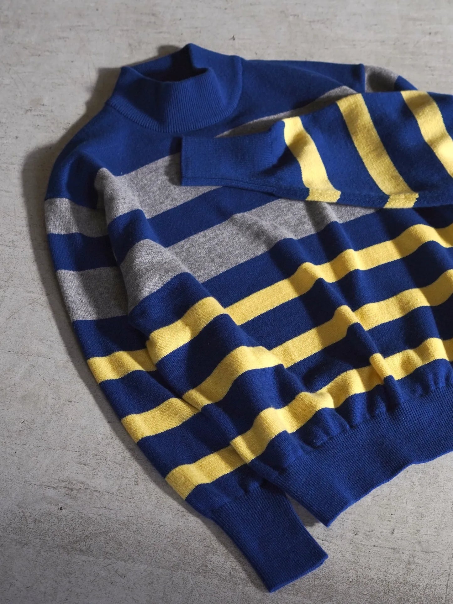 HERILL | Cashmere Mockneck Blue