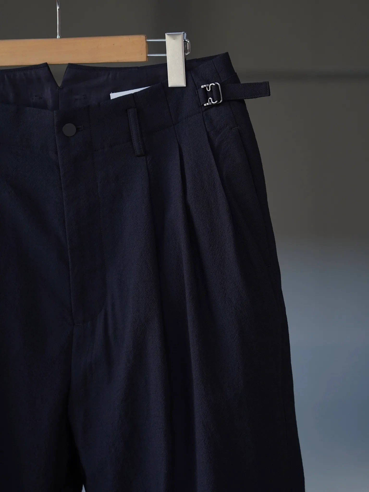 irenisa-three-tucks-tapered-pants-black-2