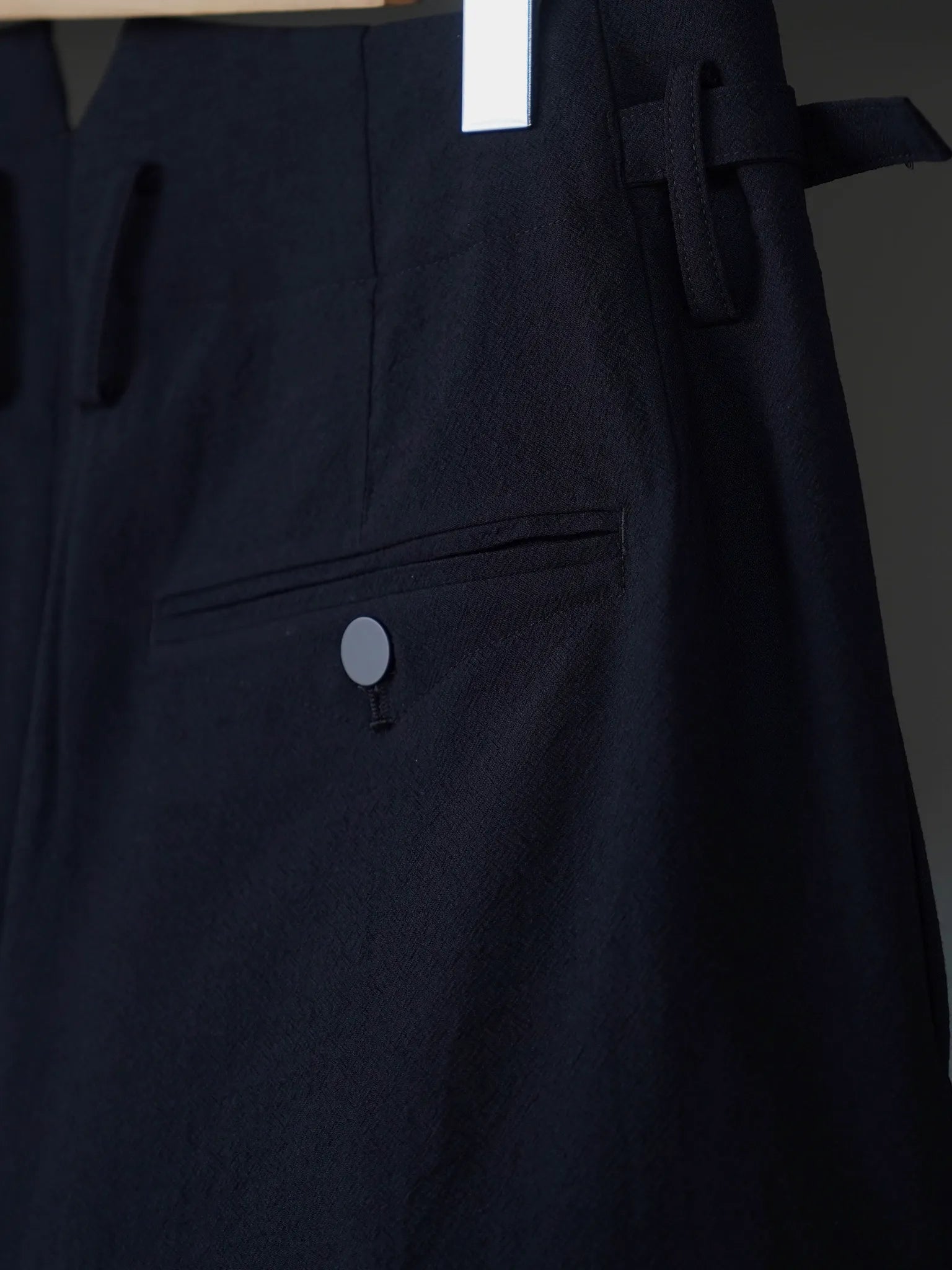irenisa-three-tucks-tapered-pants-black-4
