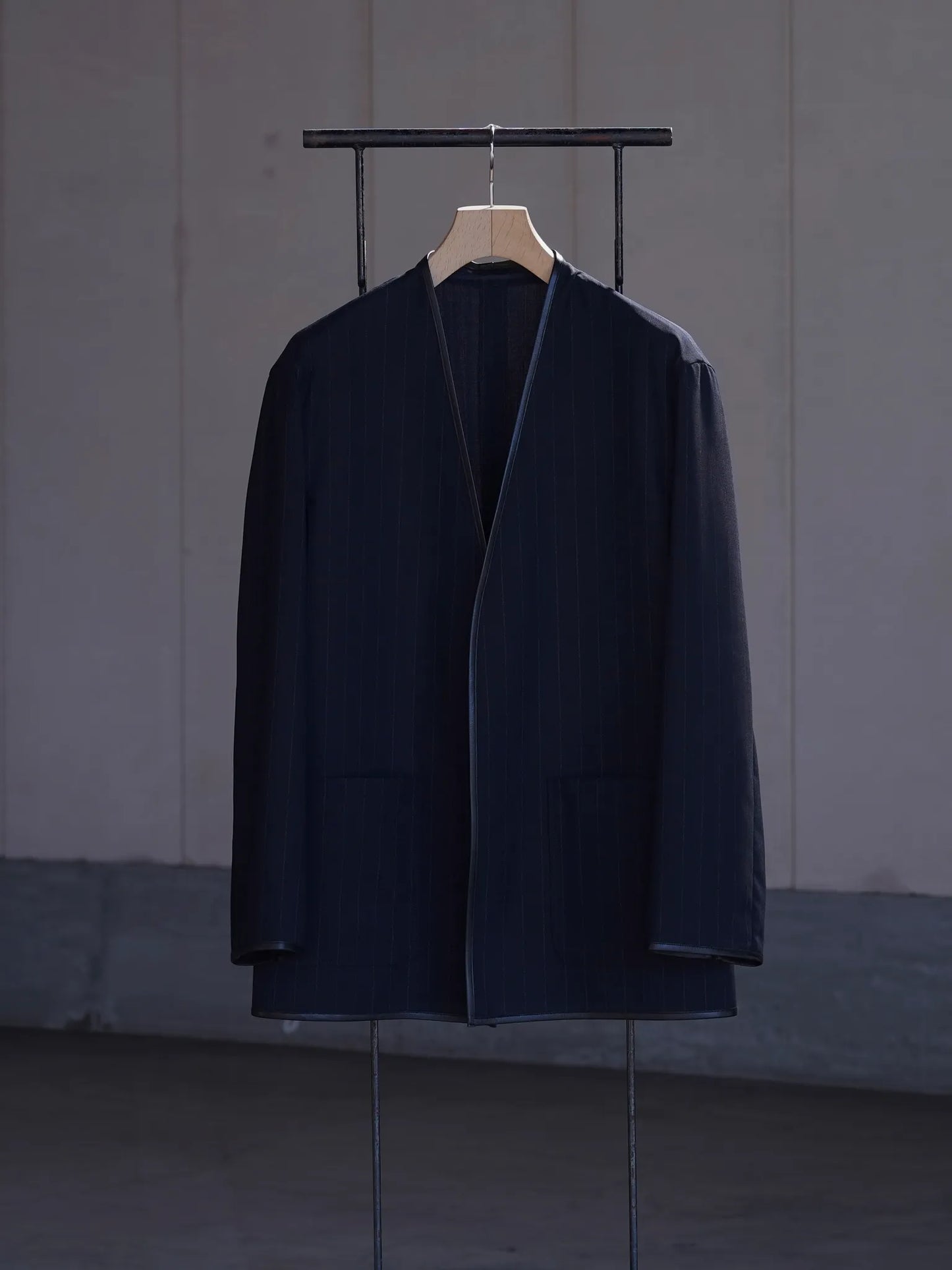 SARTO | [HIGH TWIST WOOL] NO-COLLAR JACKET NAVY STRIPE
