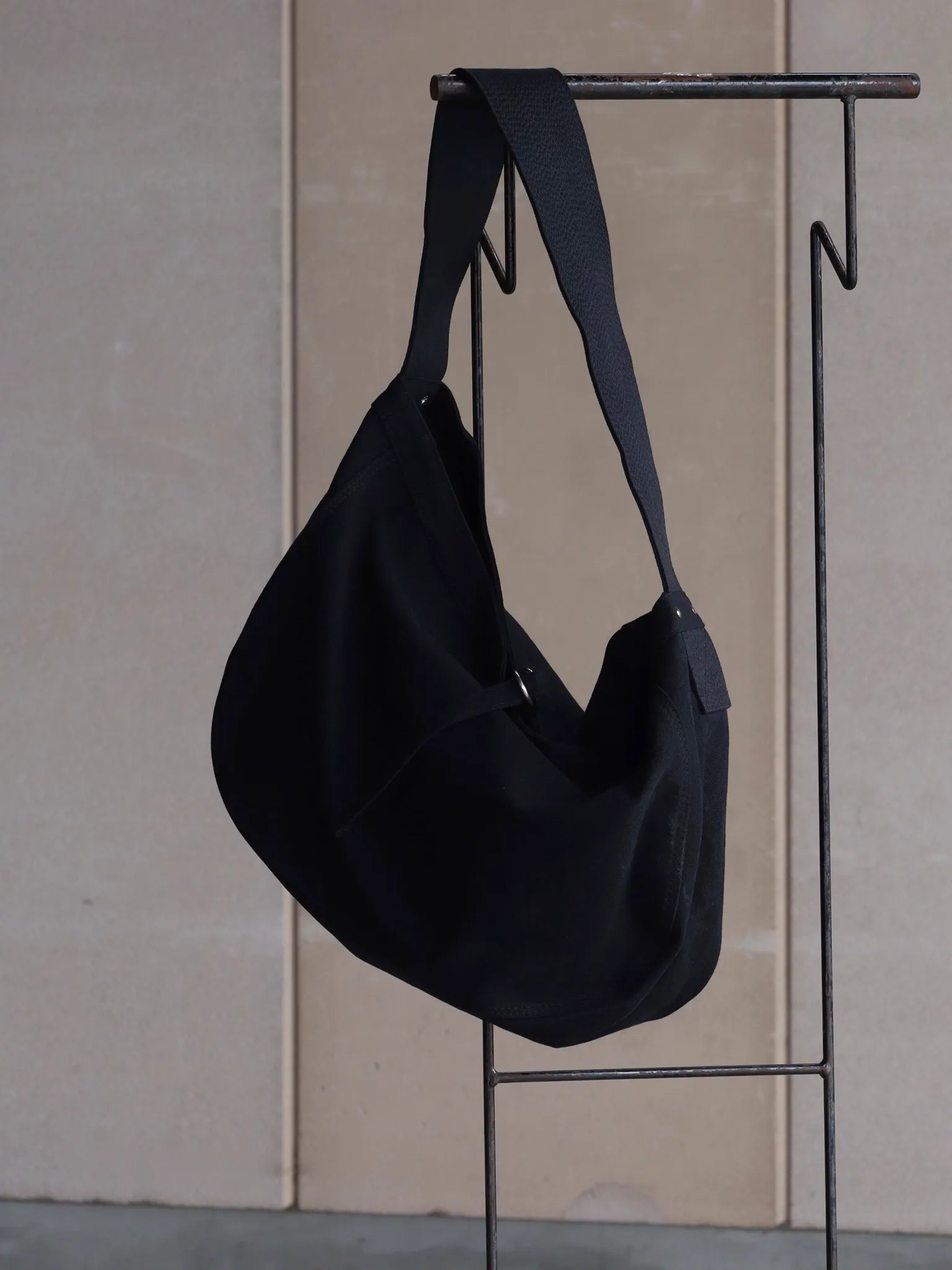 t-t-newsboy-bag-black-1