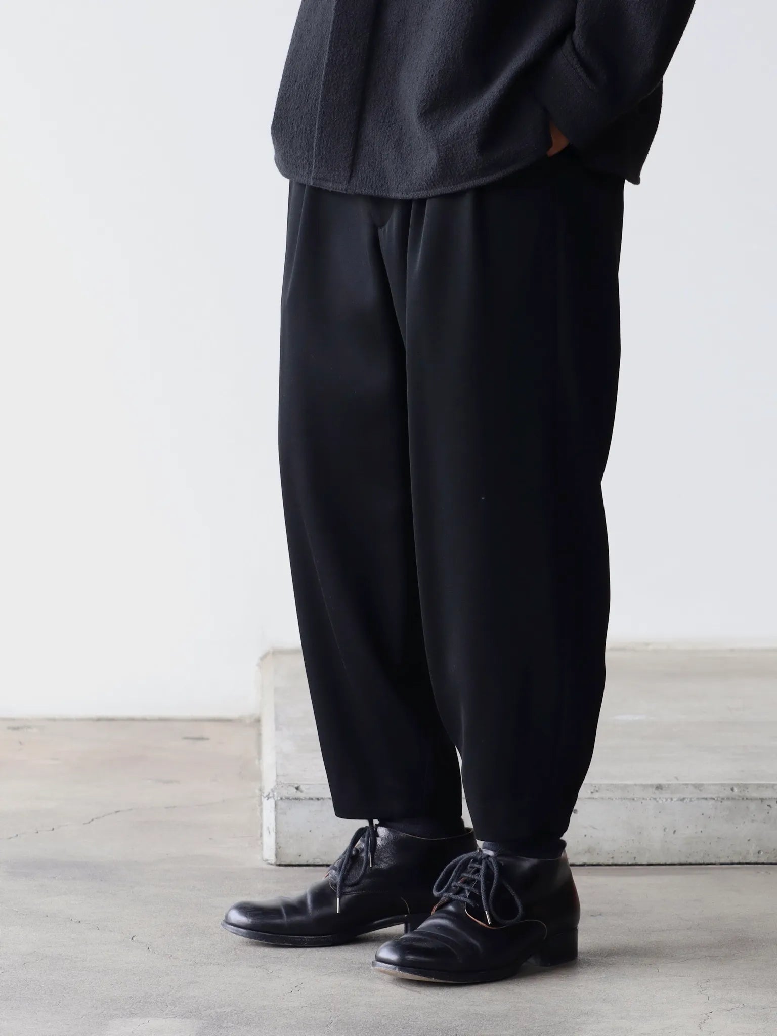 graphpaper-wool-doeskin-tapered-trousers-black-4