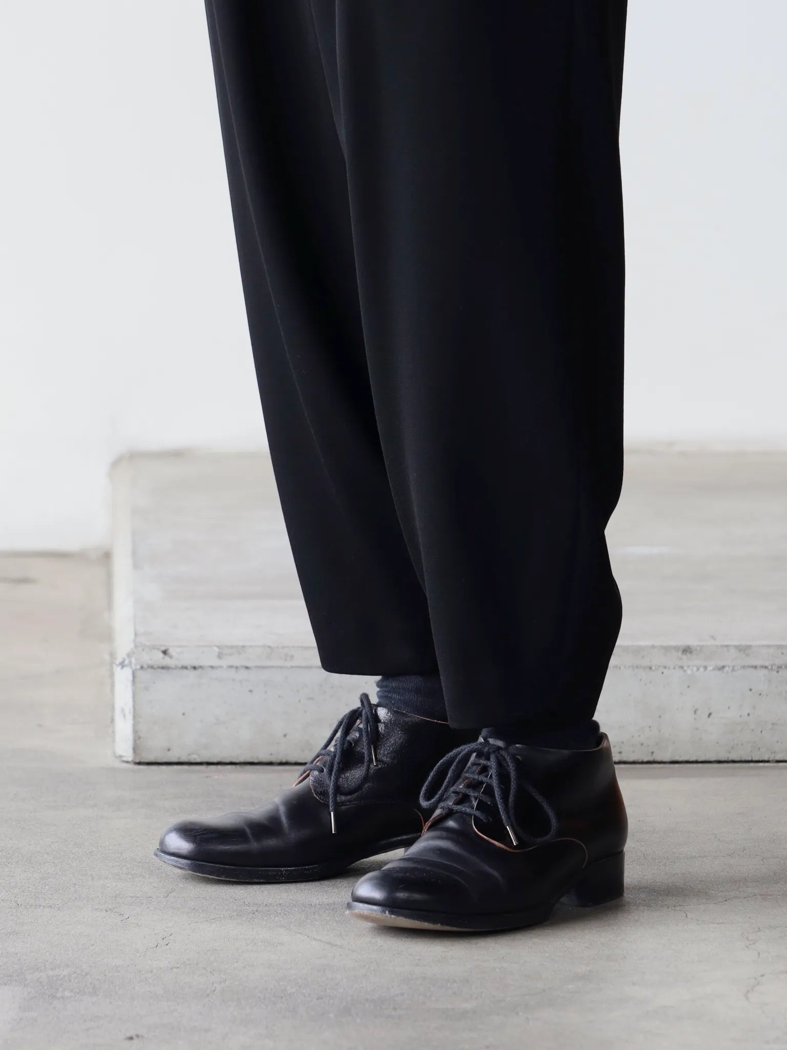 graphpaper-wool-doeskin-tapered-trousers-black-5