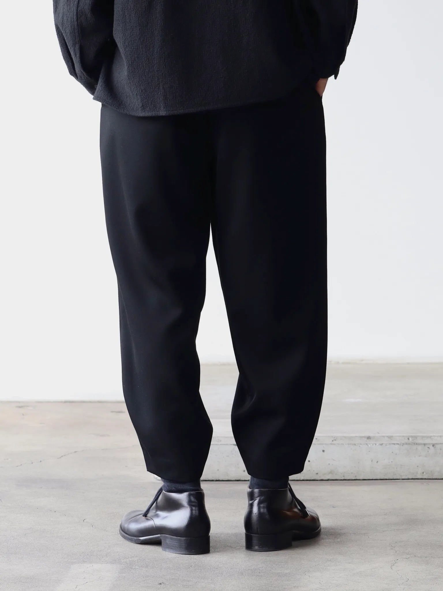 graphpaper-wool-doeskin-tapered-trousers-black-3