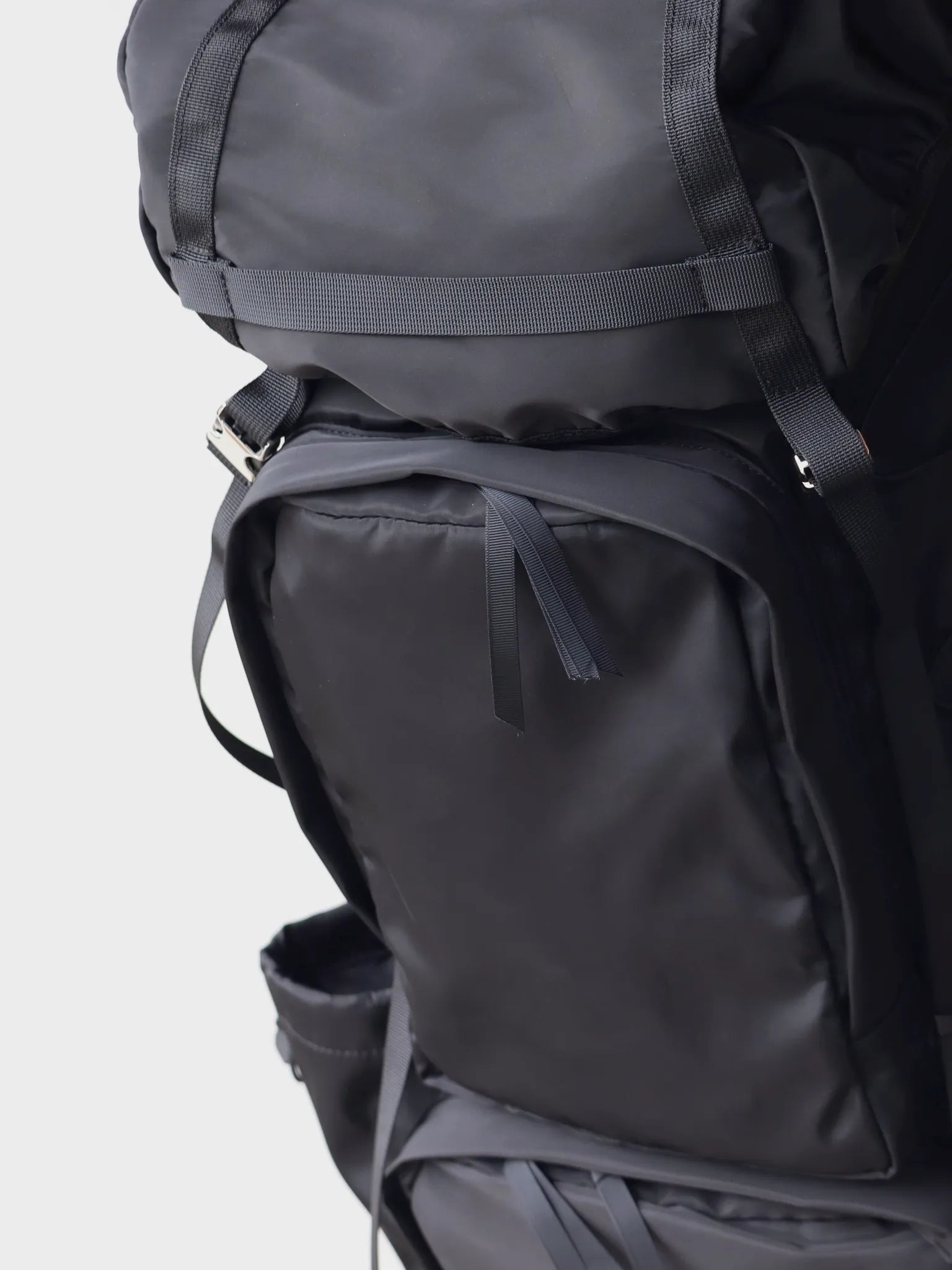 graphpaper-mountain-back-pack-black-2