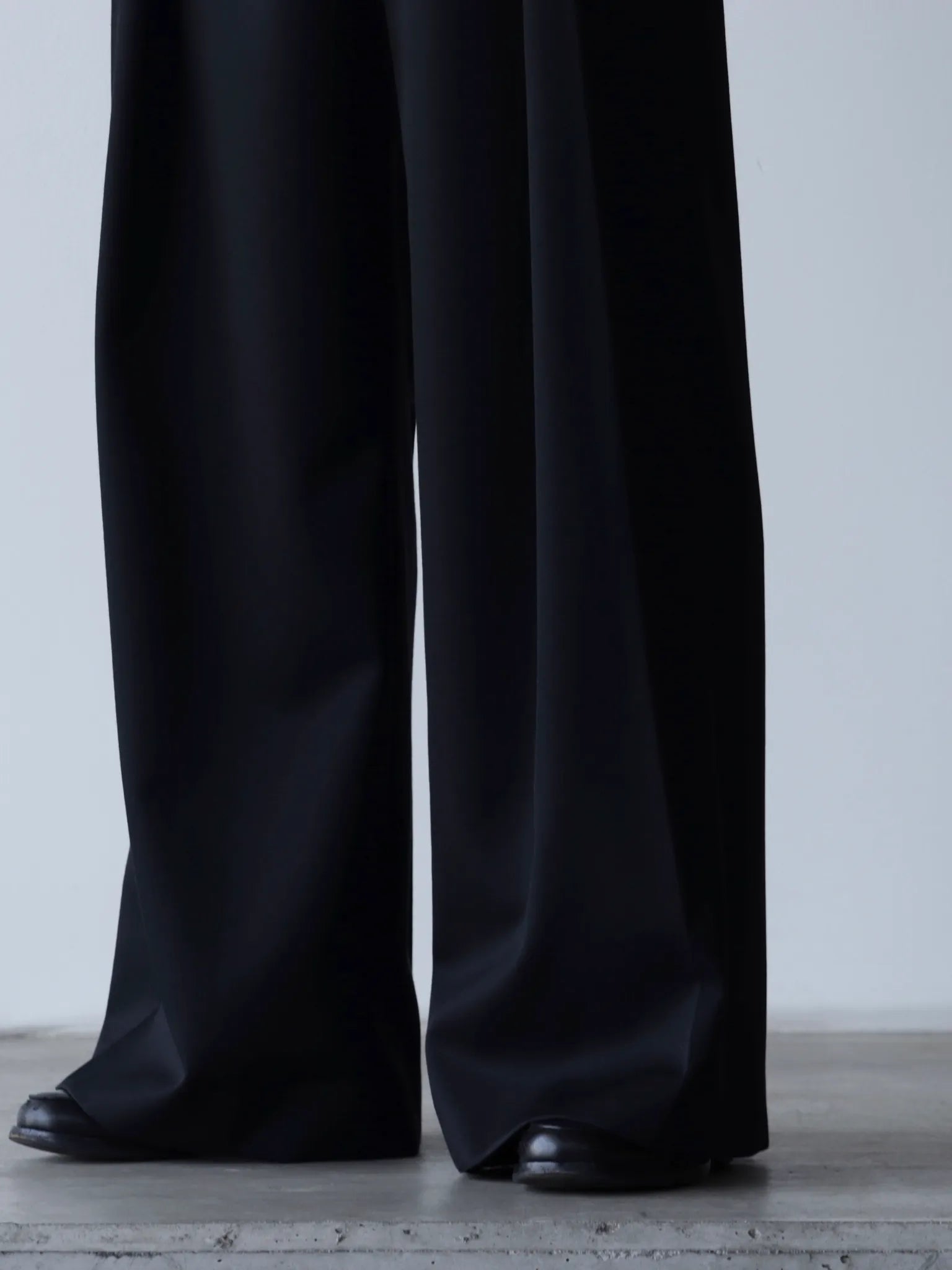 sean-suen-folded-wool-trousers-black-4