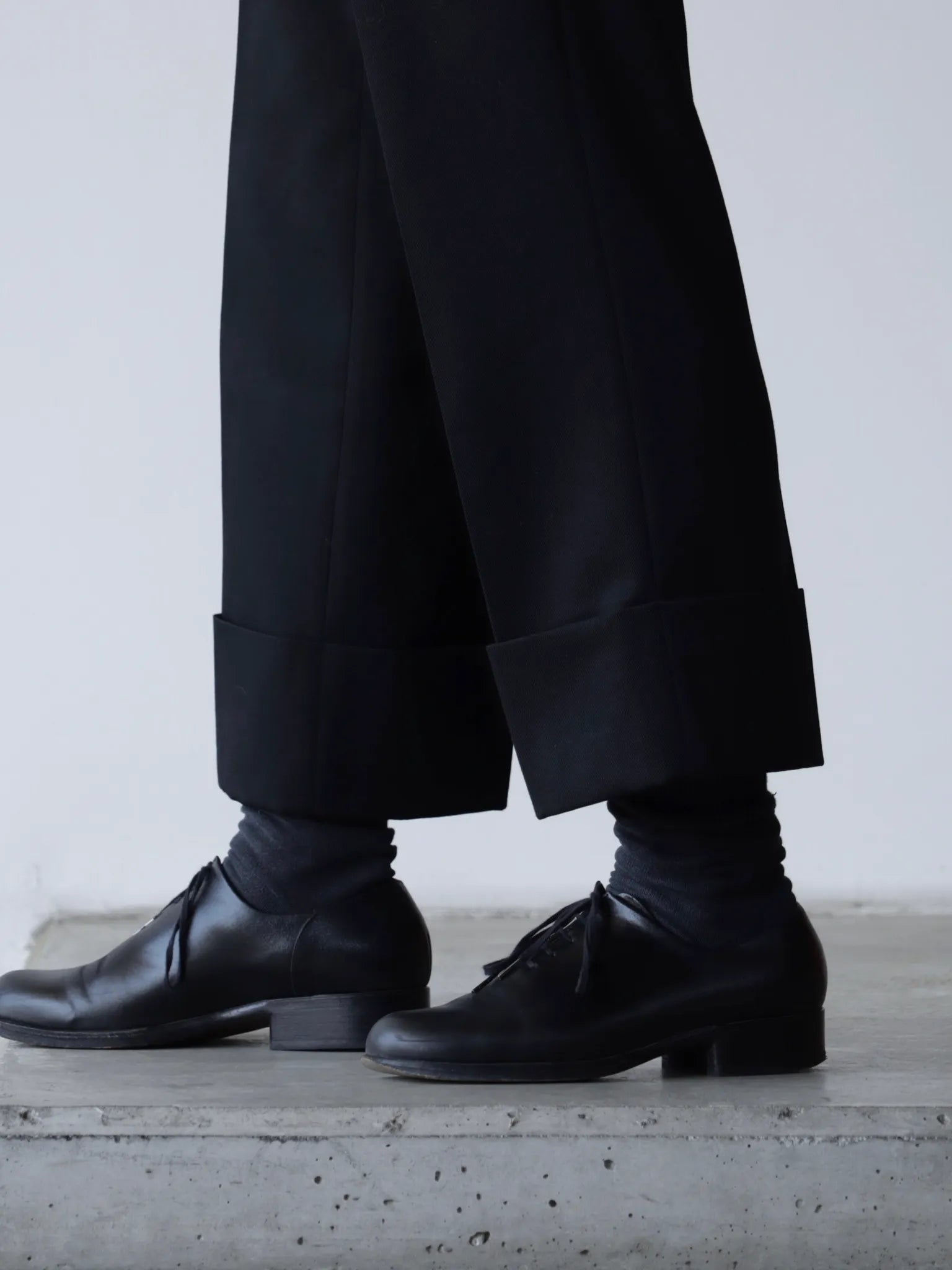 sean-suen-rolled-cuffs-trousers-black-4