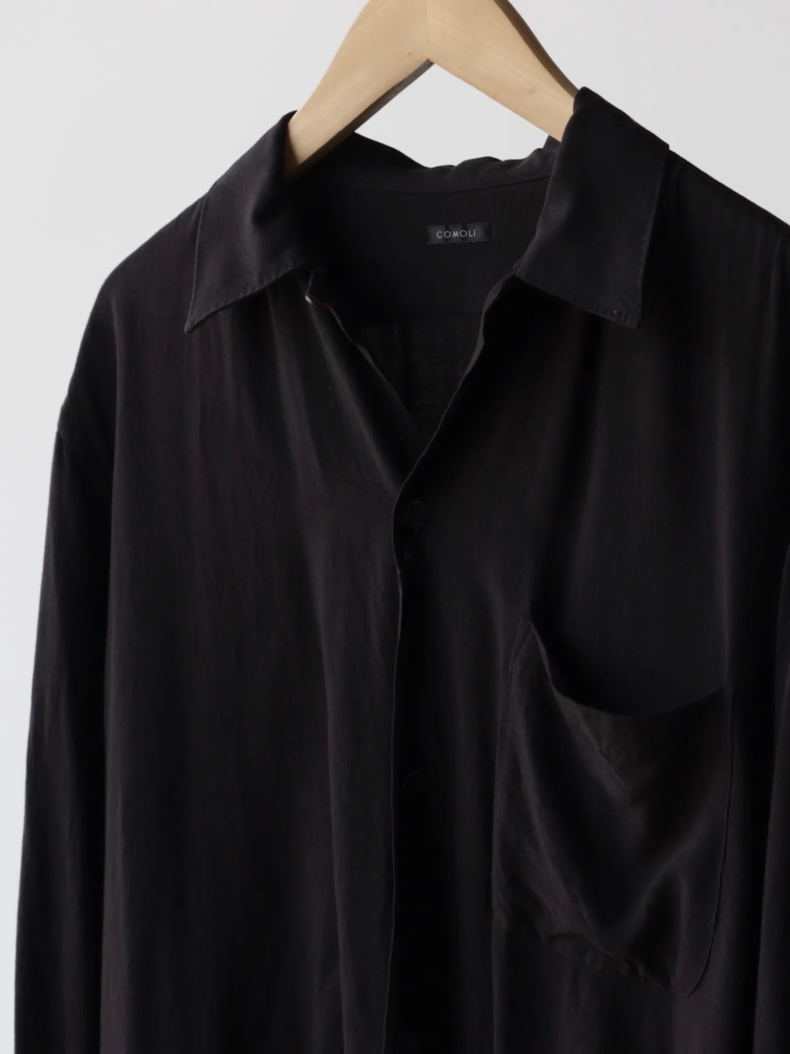 comoli-レーヨン-オープンカラーシャツ-black-4