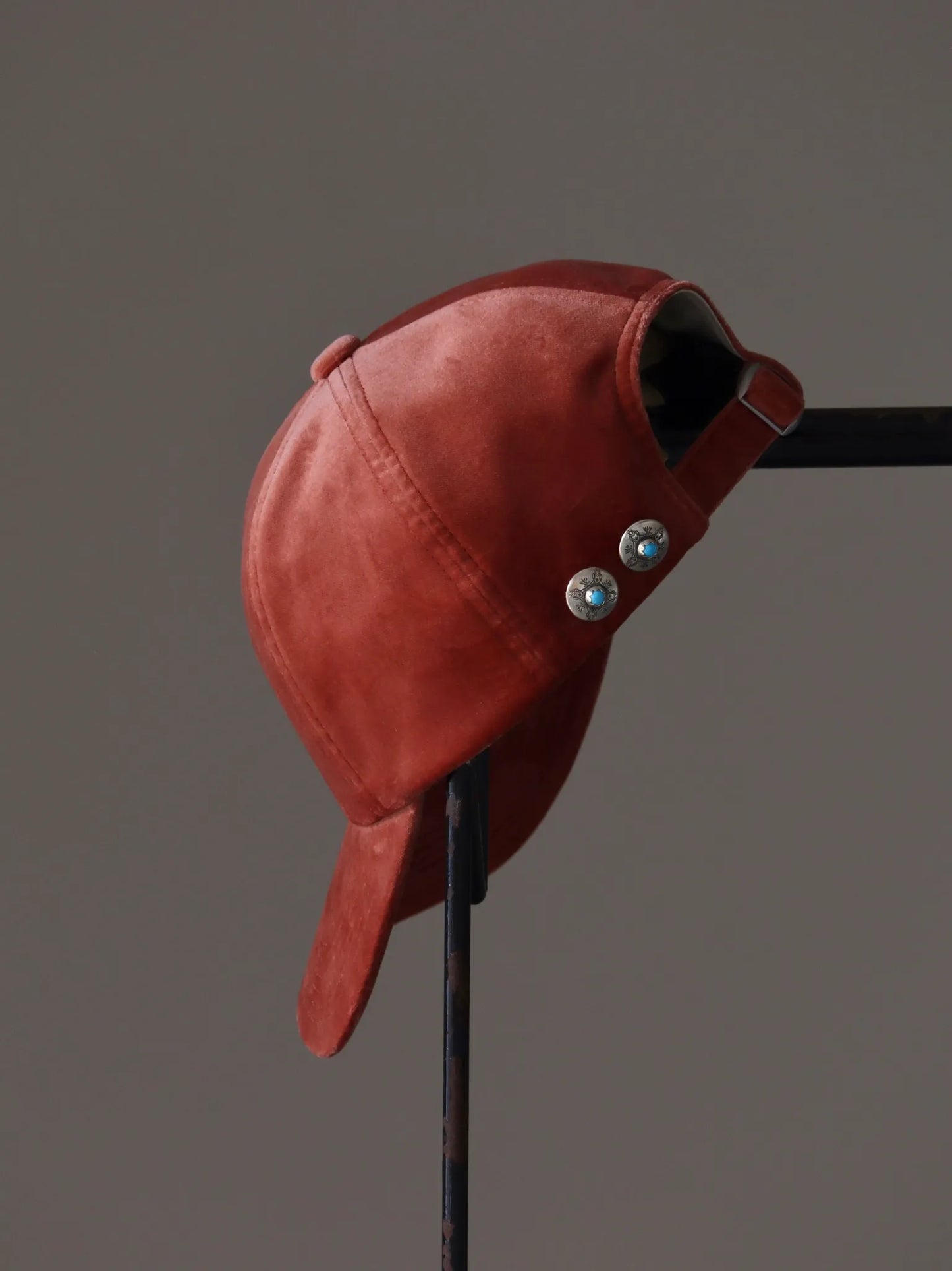 SARTO | VELVET CAP WITH SILVER BUTTON SALMON