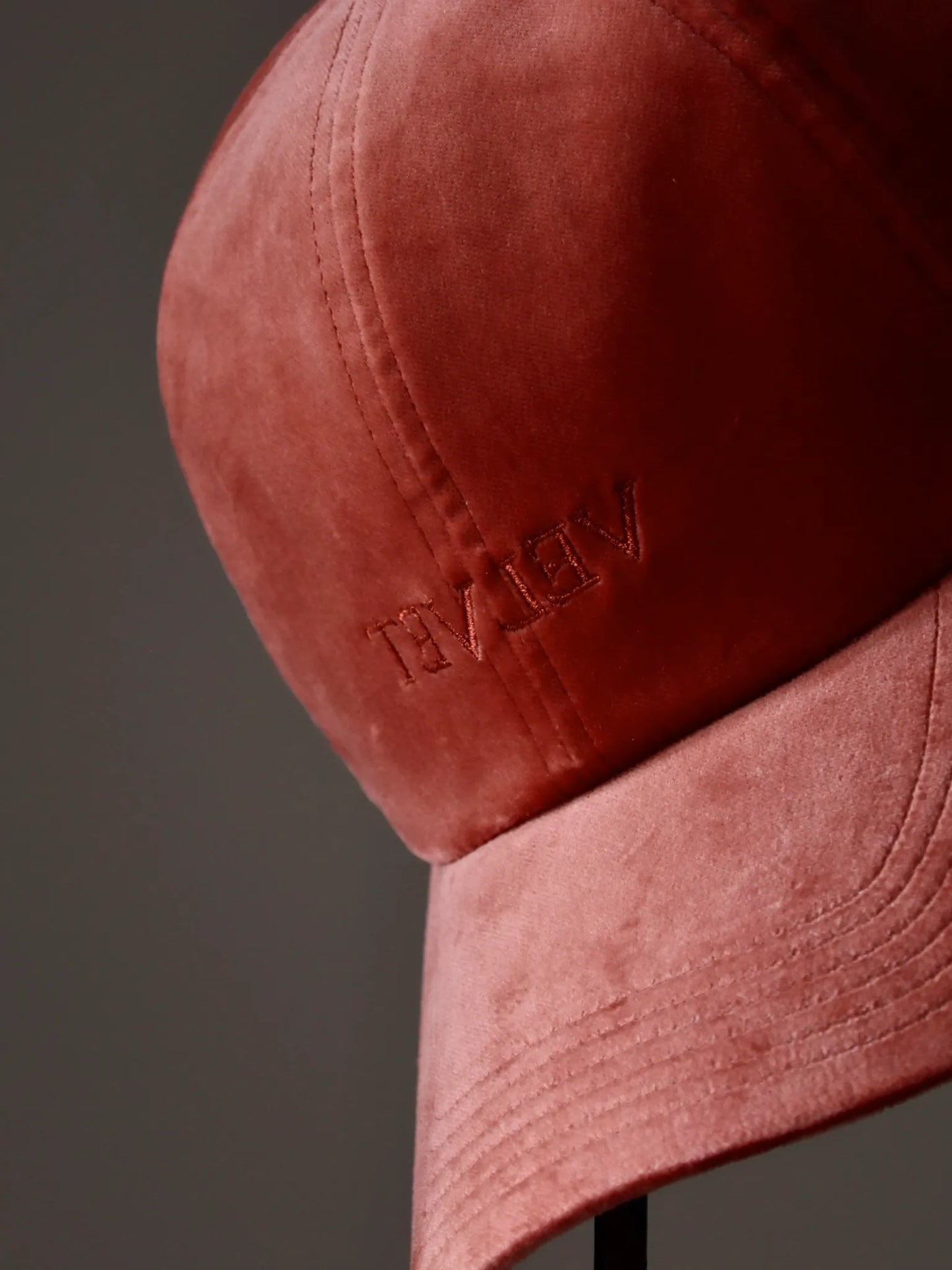 SARTO | VELVET CAP WITH SILVER BUTTON SALMON