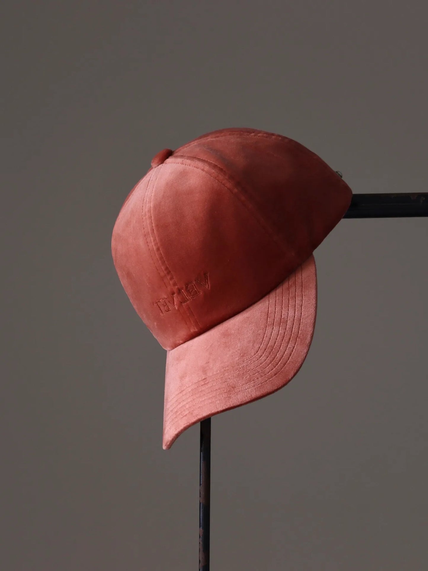 SARTO | VELVET CAP WITH SILVER BUTTON SALMON