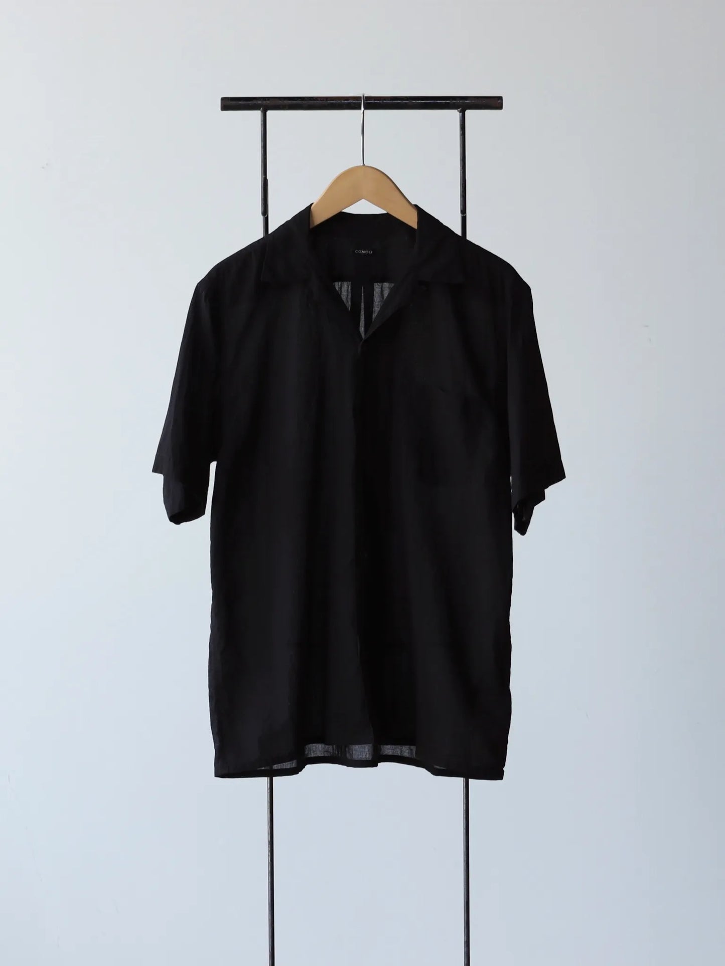 COMOLI KHADIコットン 半袖オープンカラーシャツ BLACK | CASANOVA&CO COMOLI KHADIコットン 半袖オープンカラーシャツ BLACK | CASANOVA&CO