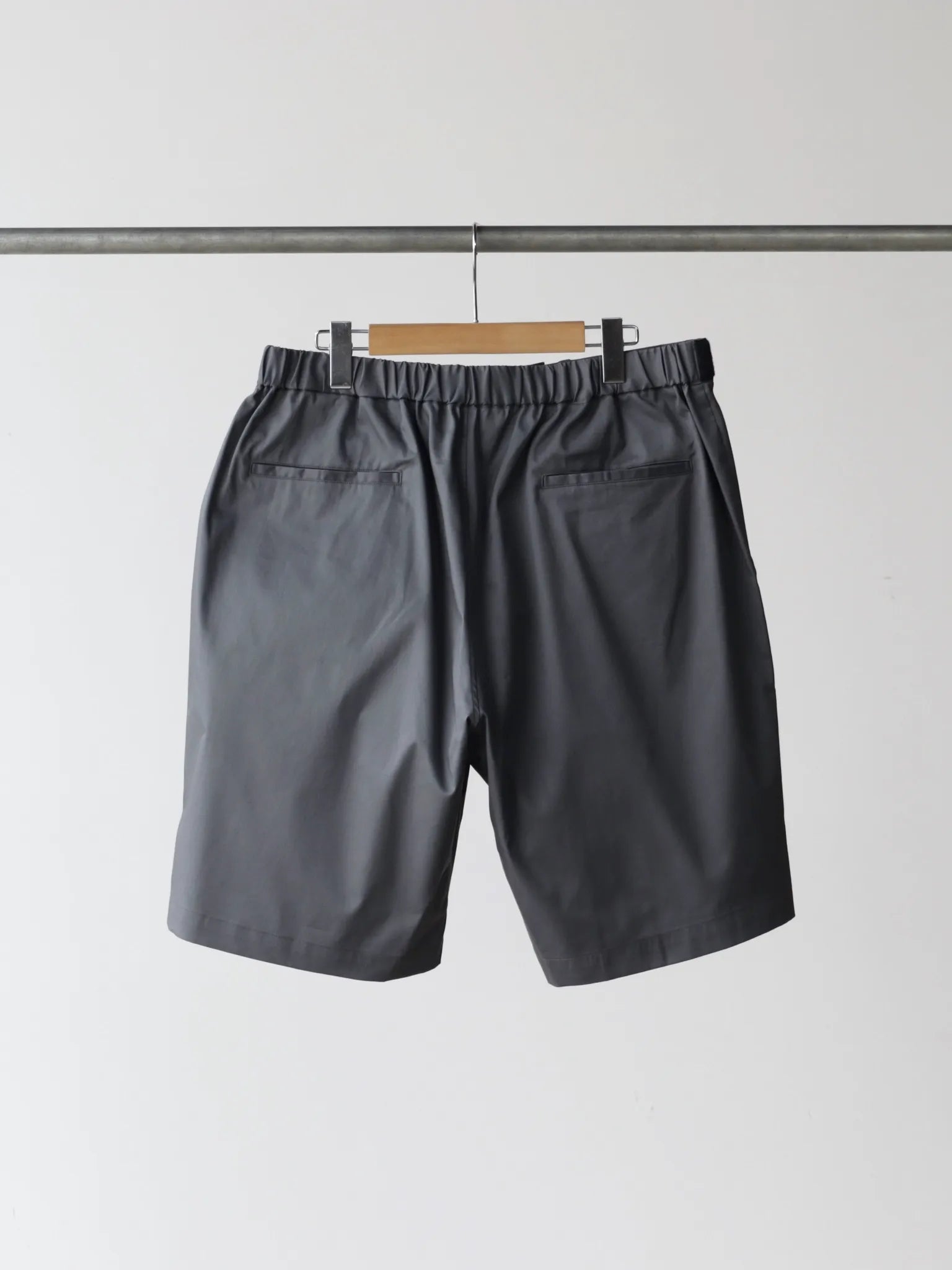 graphpaper-solotex-twill-wide-chef-shorts-c-gray-2