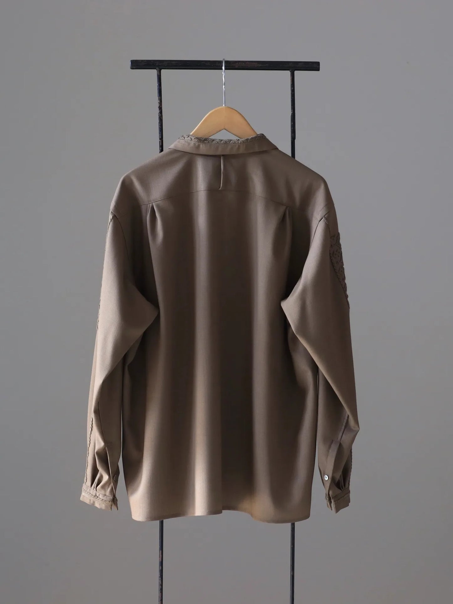 SARTO | EMBROIDERY SKIPPER PULL OVER BROWN