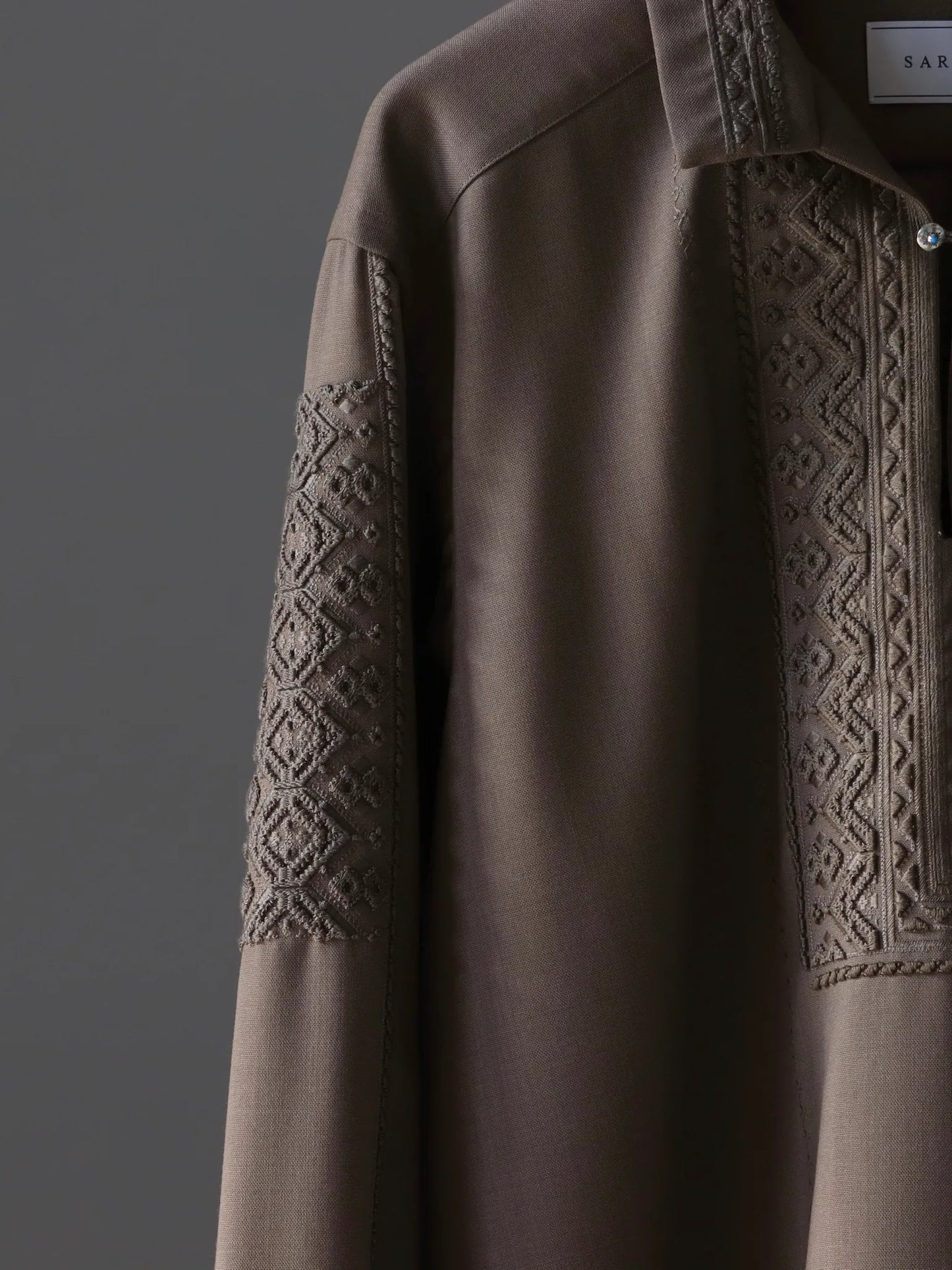 SARTO | EMBROIDERY SKIPPER PULL OVER BROWN