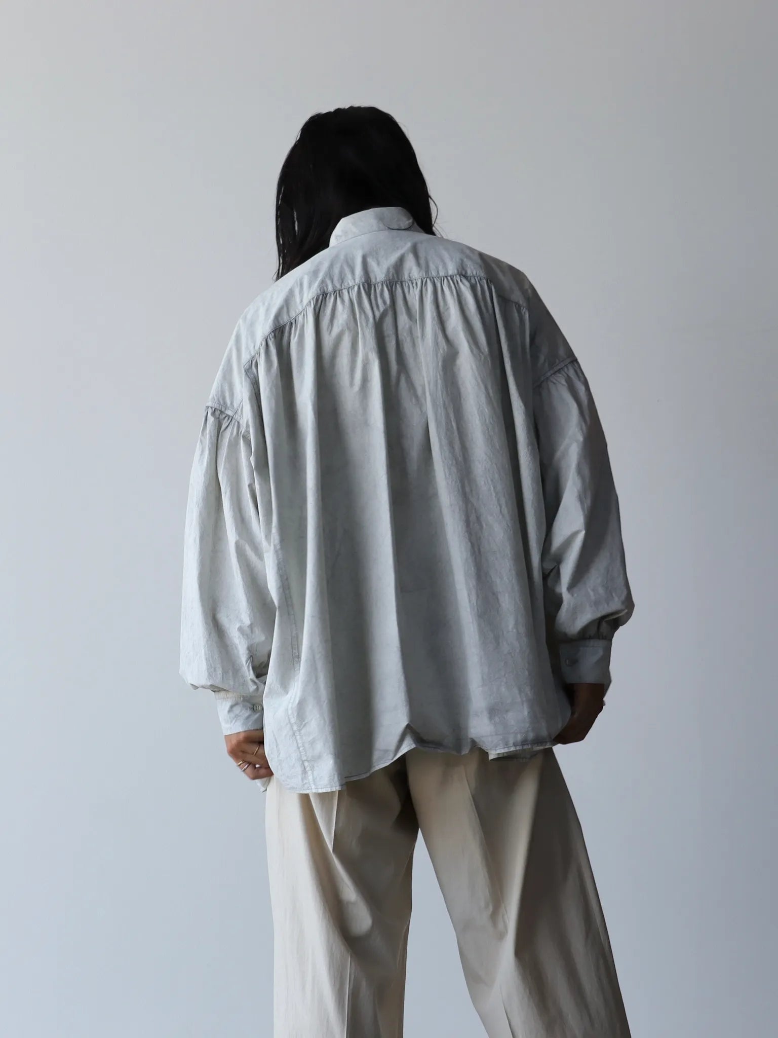 nomat-cotton-gathered-shirt-pearl-grey松煙染-3