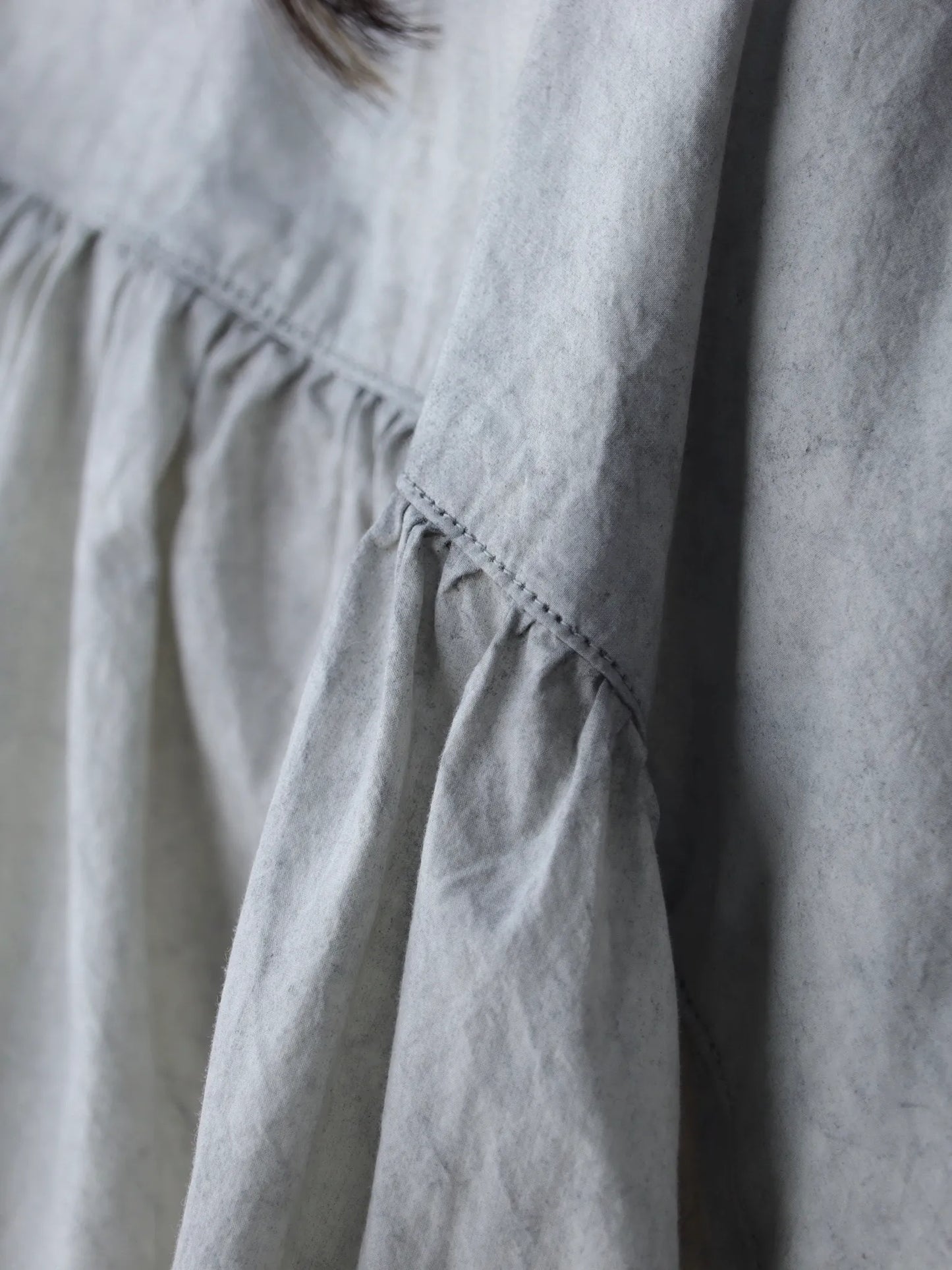 nomat-cotton-gathered-shirt-pearl-grey松煙染-7