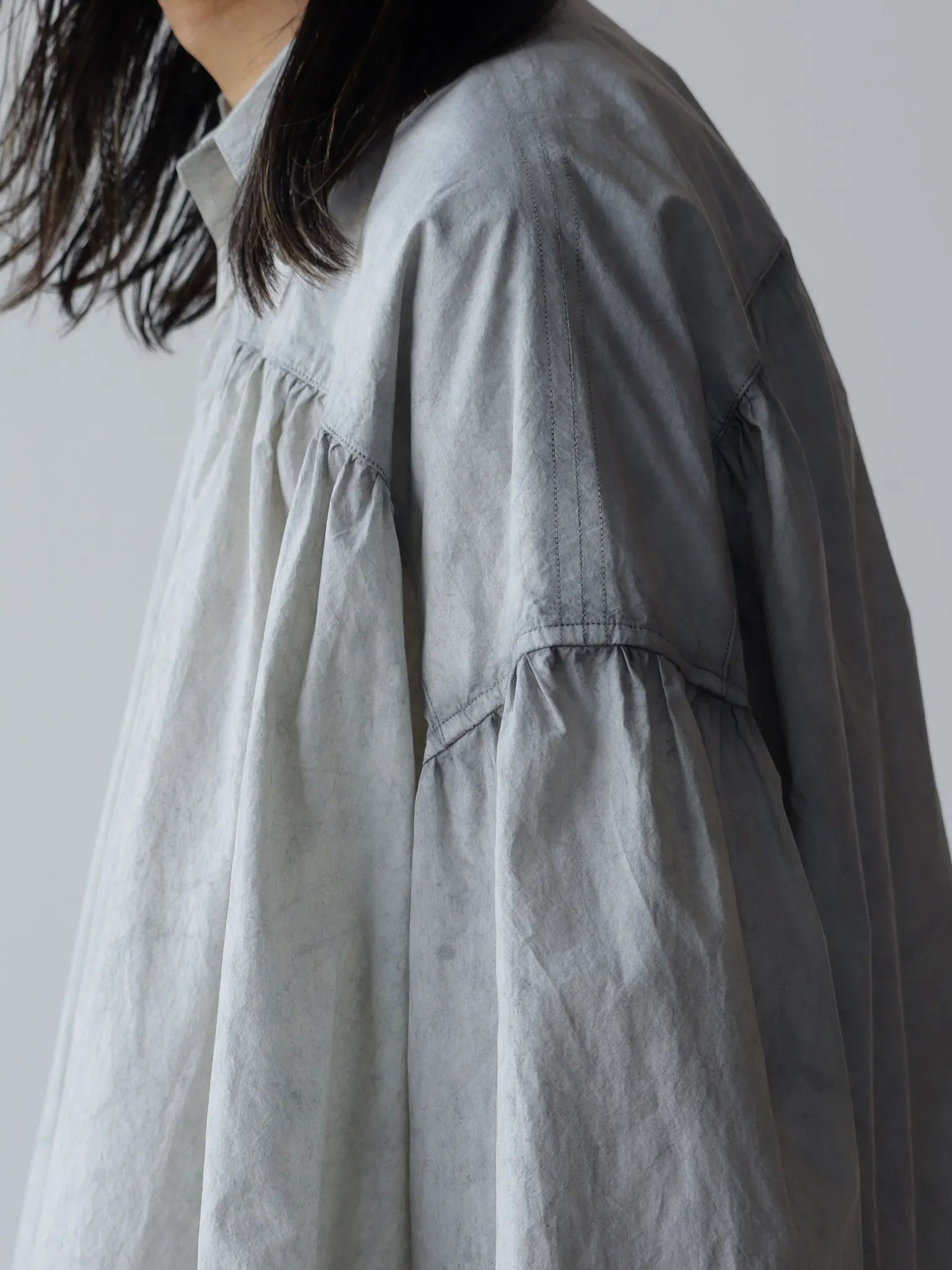 nomat-cotton-gathered-shirt-pearl-grey松煙染-5