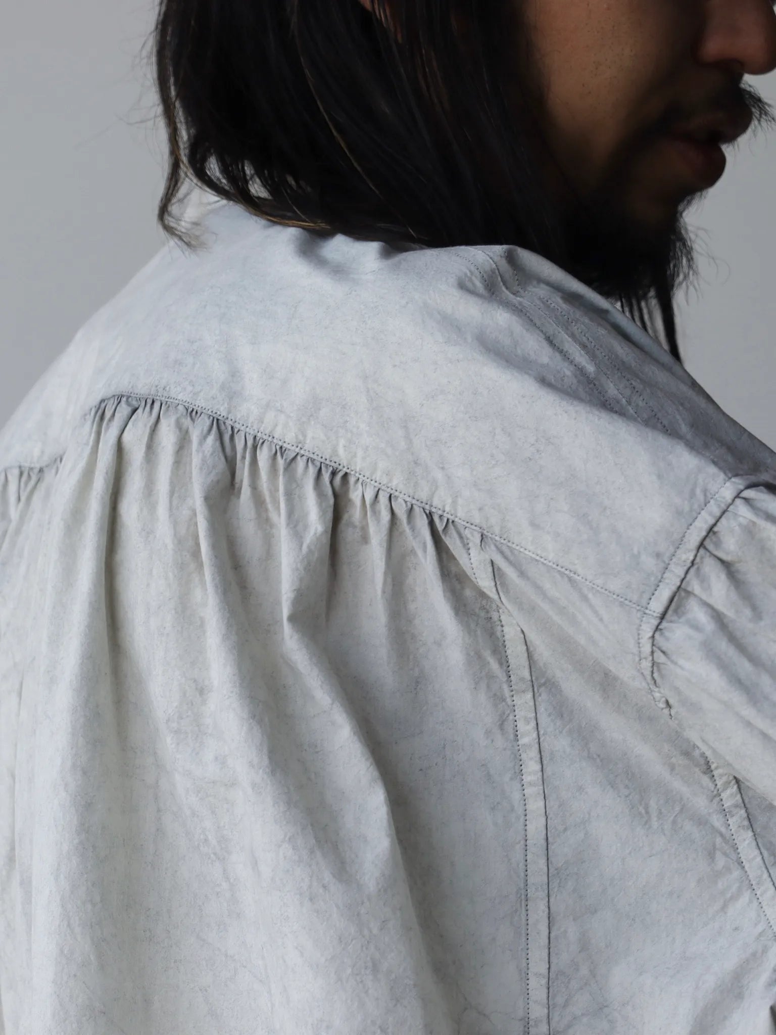 nomat-cotton-gathered-shirt-pearl-grey松煙染-6