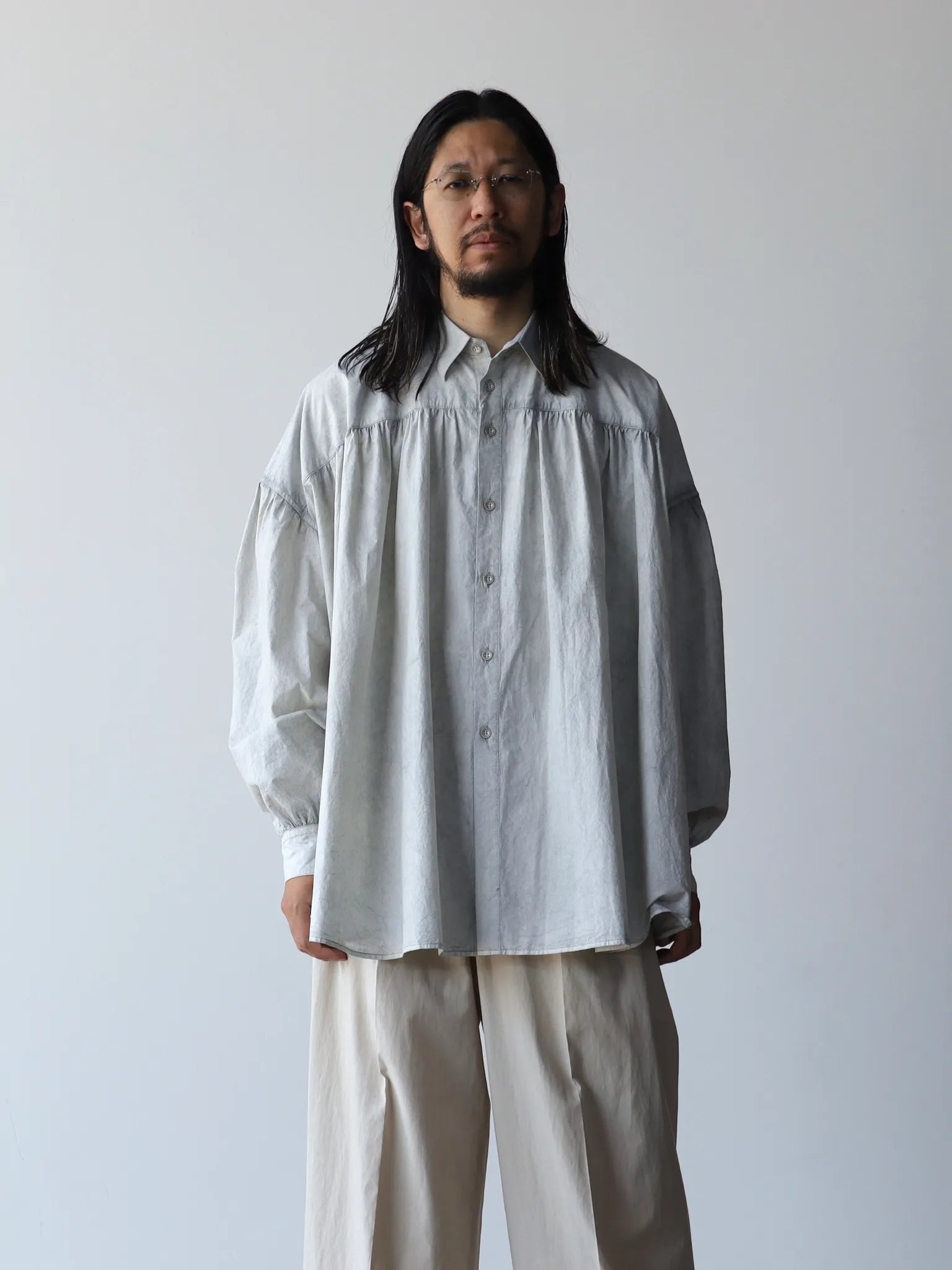 nomat-cotton-gathered-shirt-pearl-grey松煙染-1