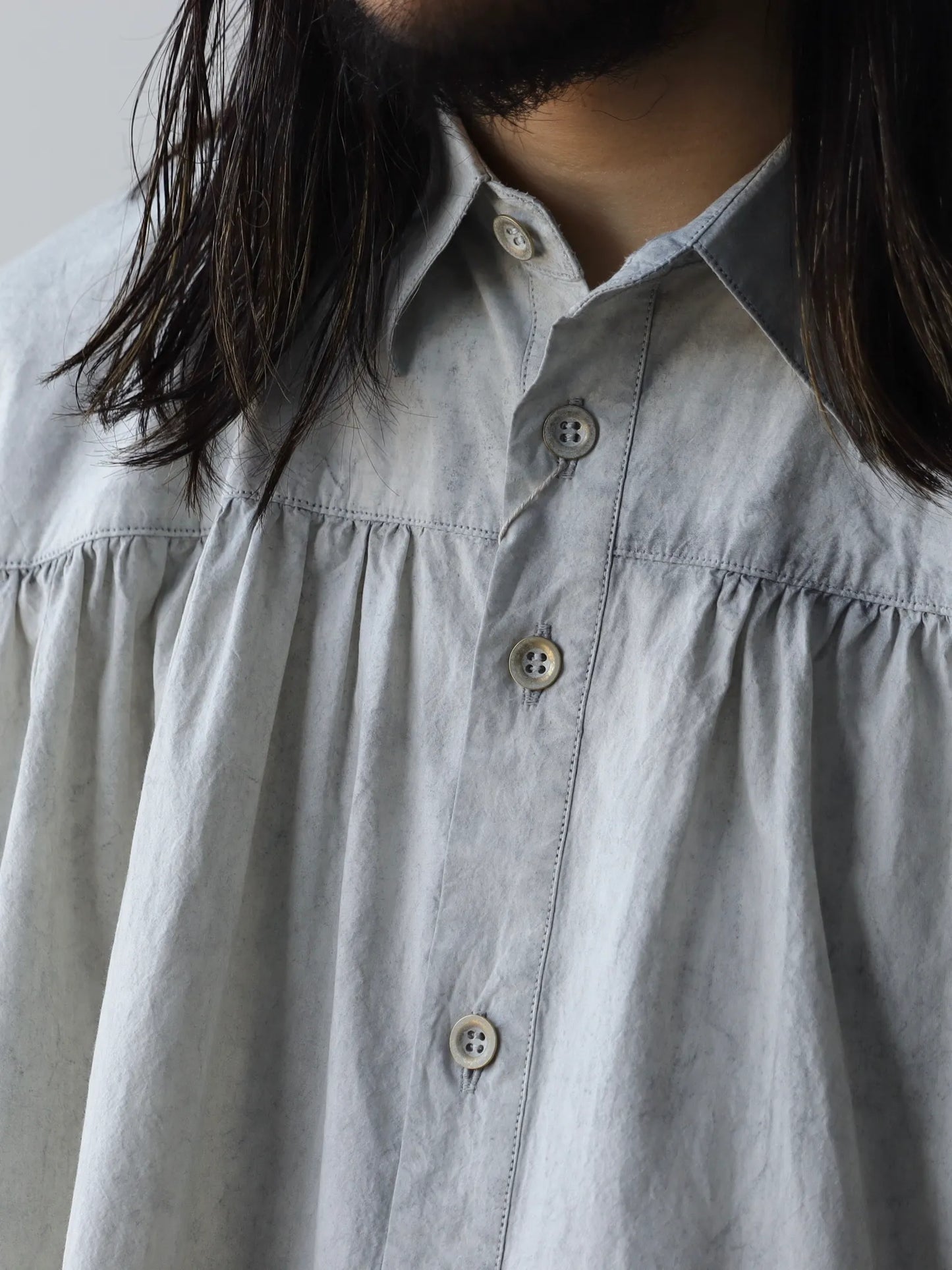 nomat-cotton-gathered-shirt-pearl-grey松煙染-9