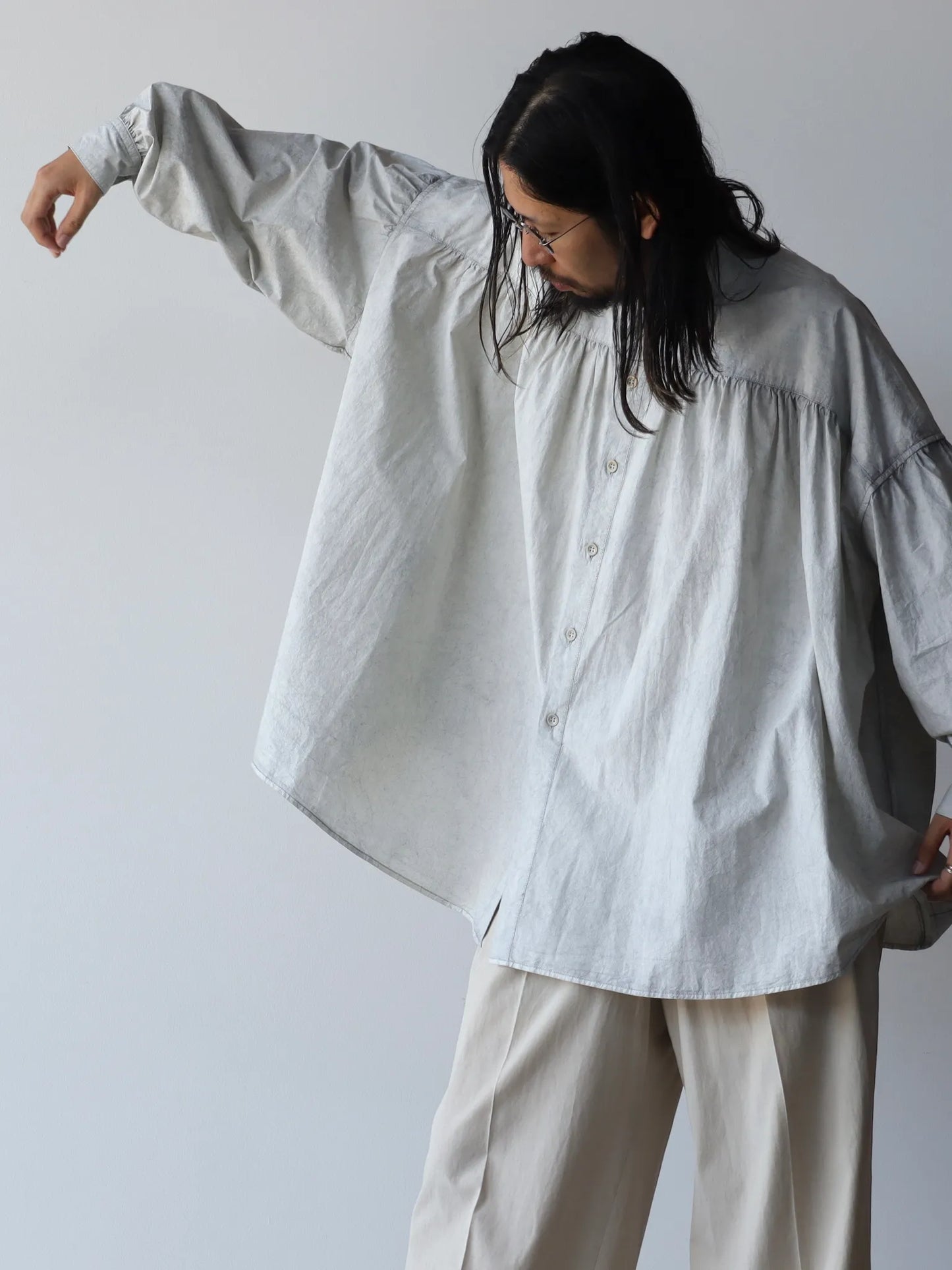 nomat-cotton-gathered-shirt-pearl-grey松煙染-4