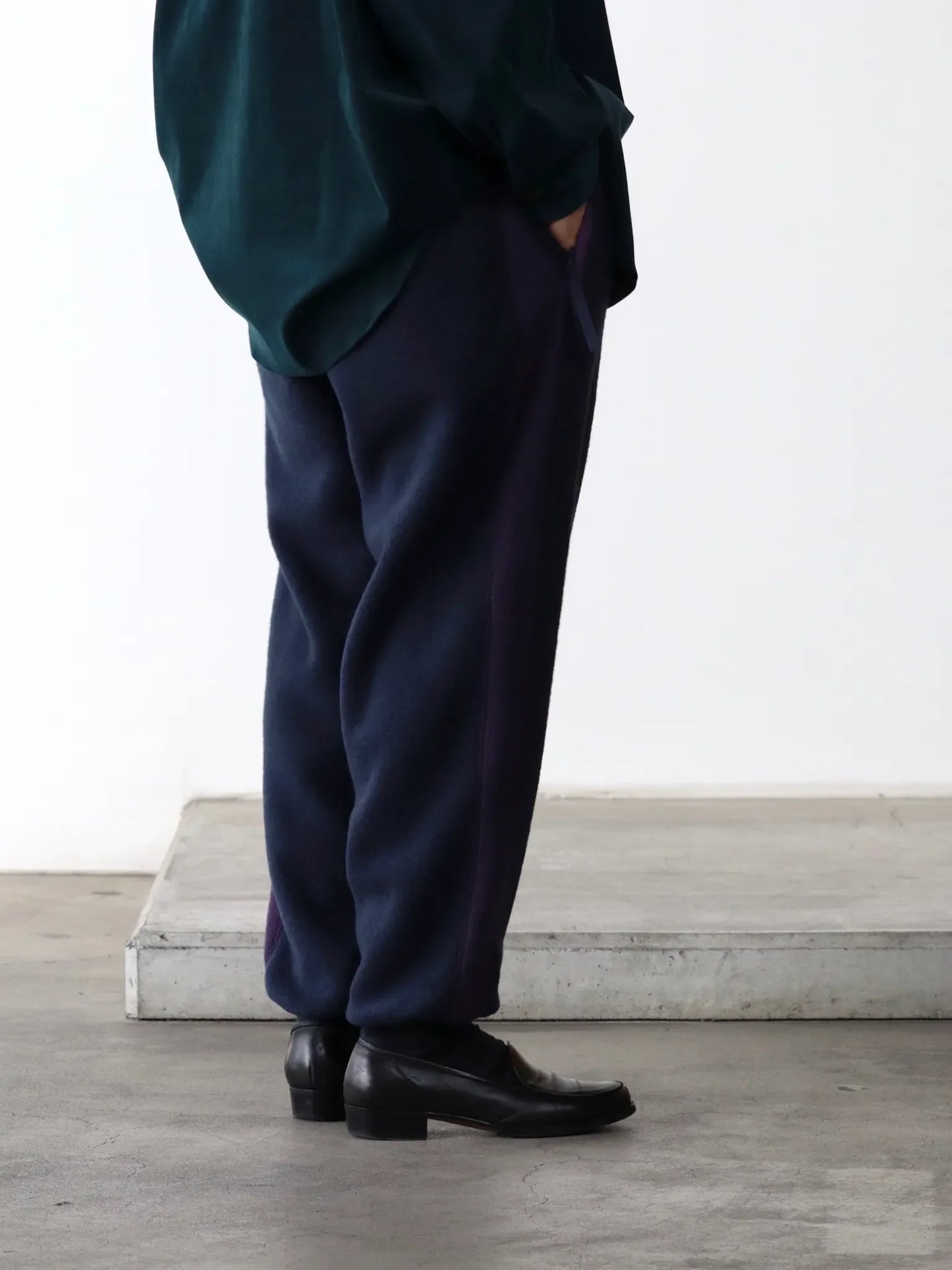 graphpaper-wool-fleece-pants-navy-7