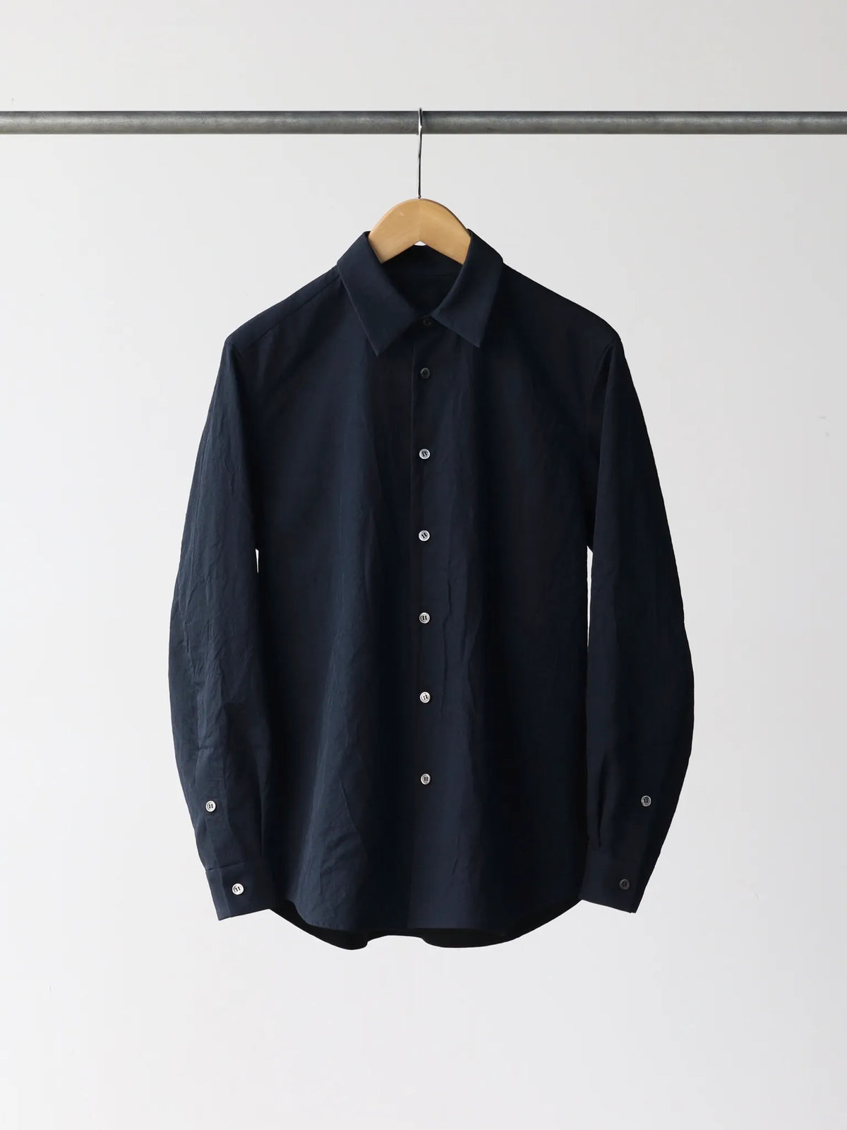 山内 塩縮加工コットンリネンシャツ charcoal navy | CASANOVA&CO