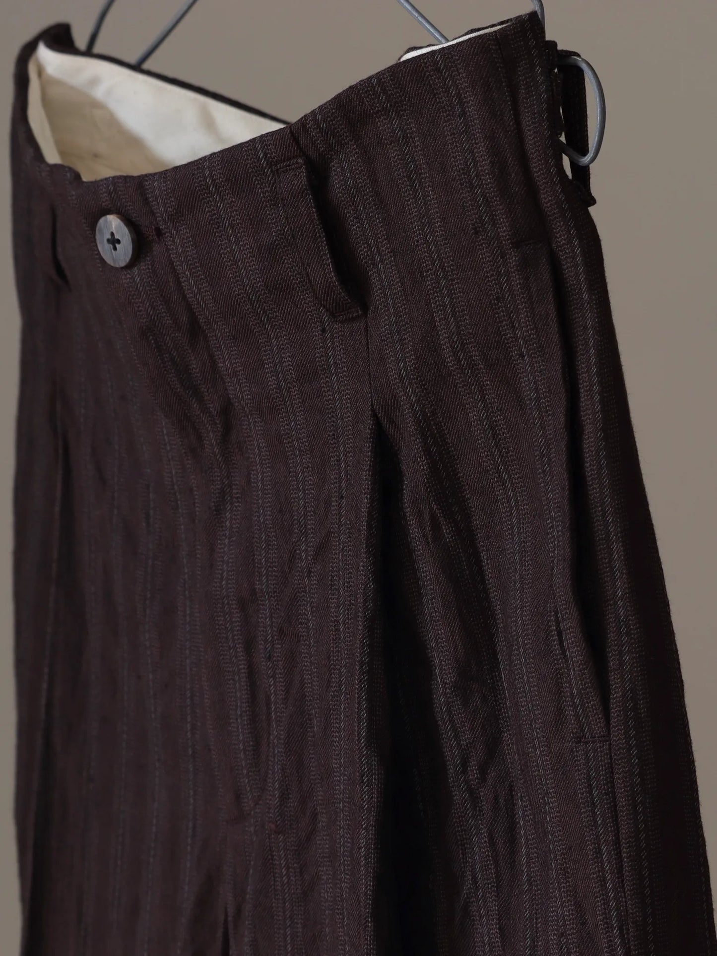 calmlence | SINGLE PLEATED WIDE PANTS BRN