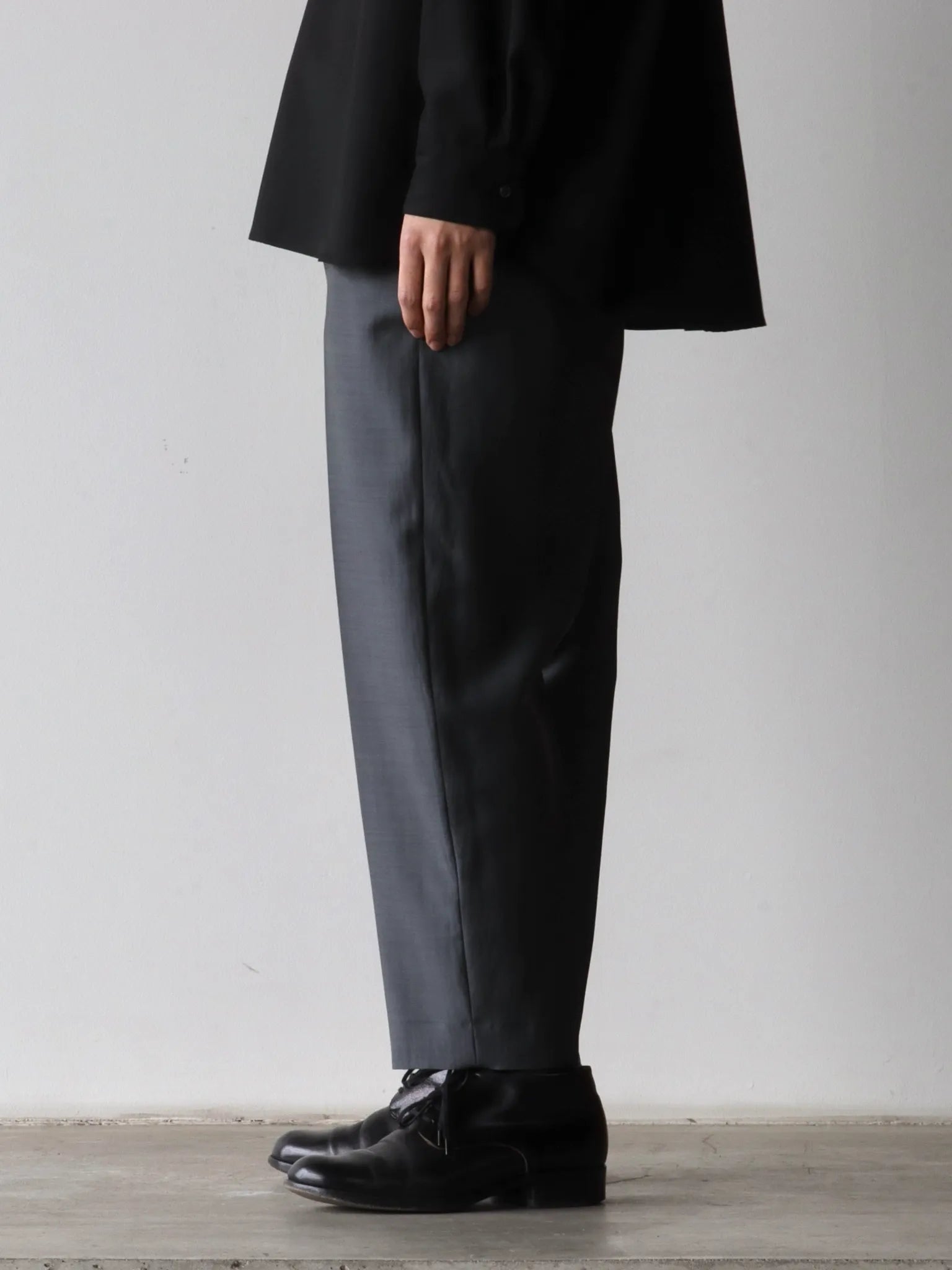 graphpaper-wool-cupro-cropped-trousers-gray-2