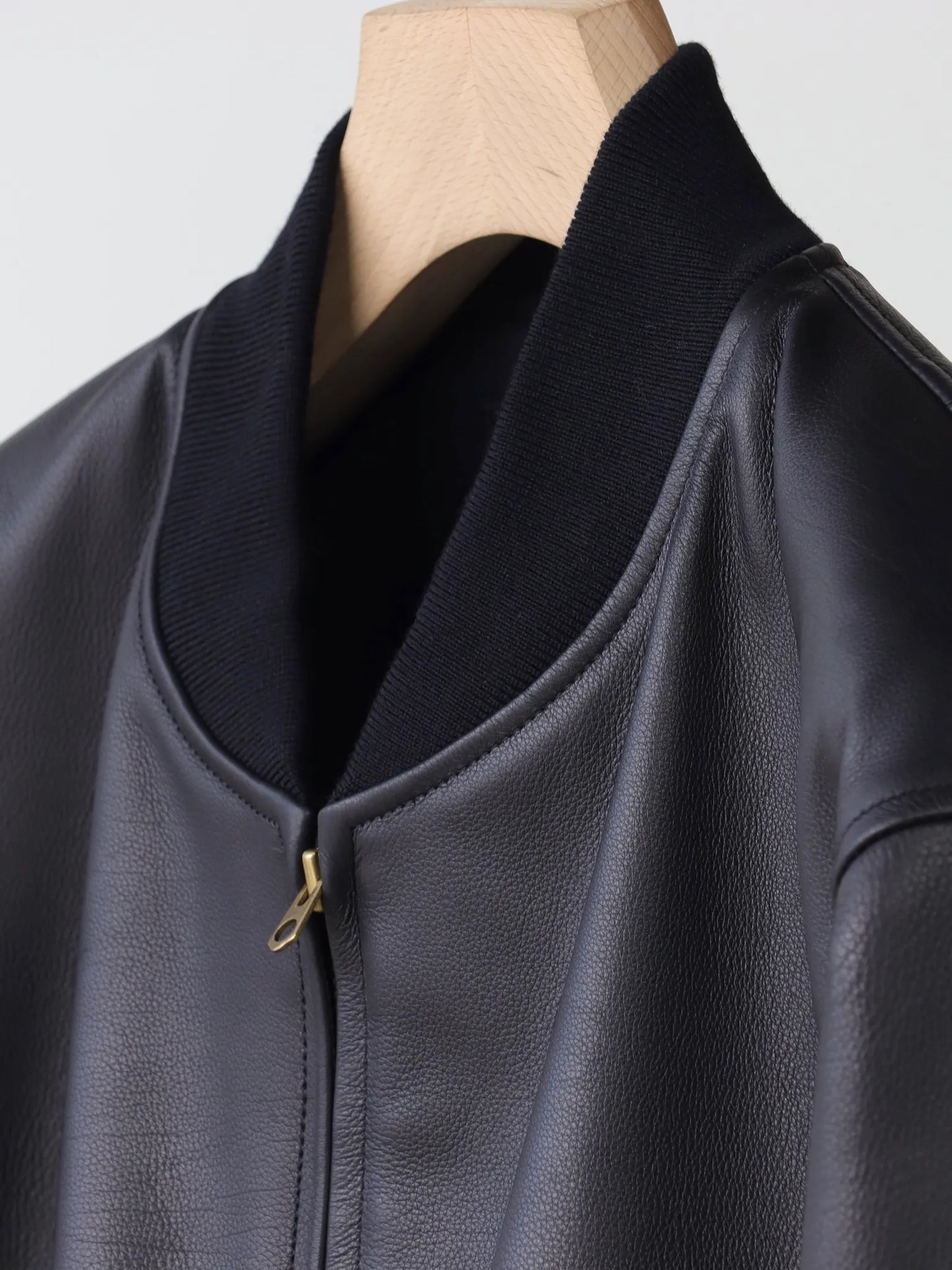 COMOLI カーフスキン ジップブルゾン BLACK | CASANOVA&CO (カサノヴァ COMOLI カーフスキン ジップブルゾン BLACK | CASANOVA&CO (カサノヴァ