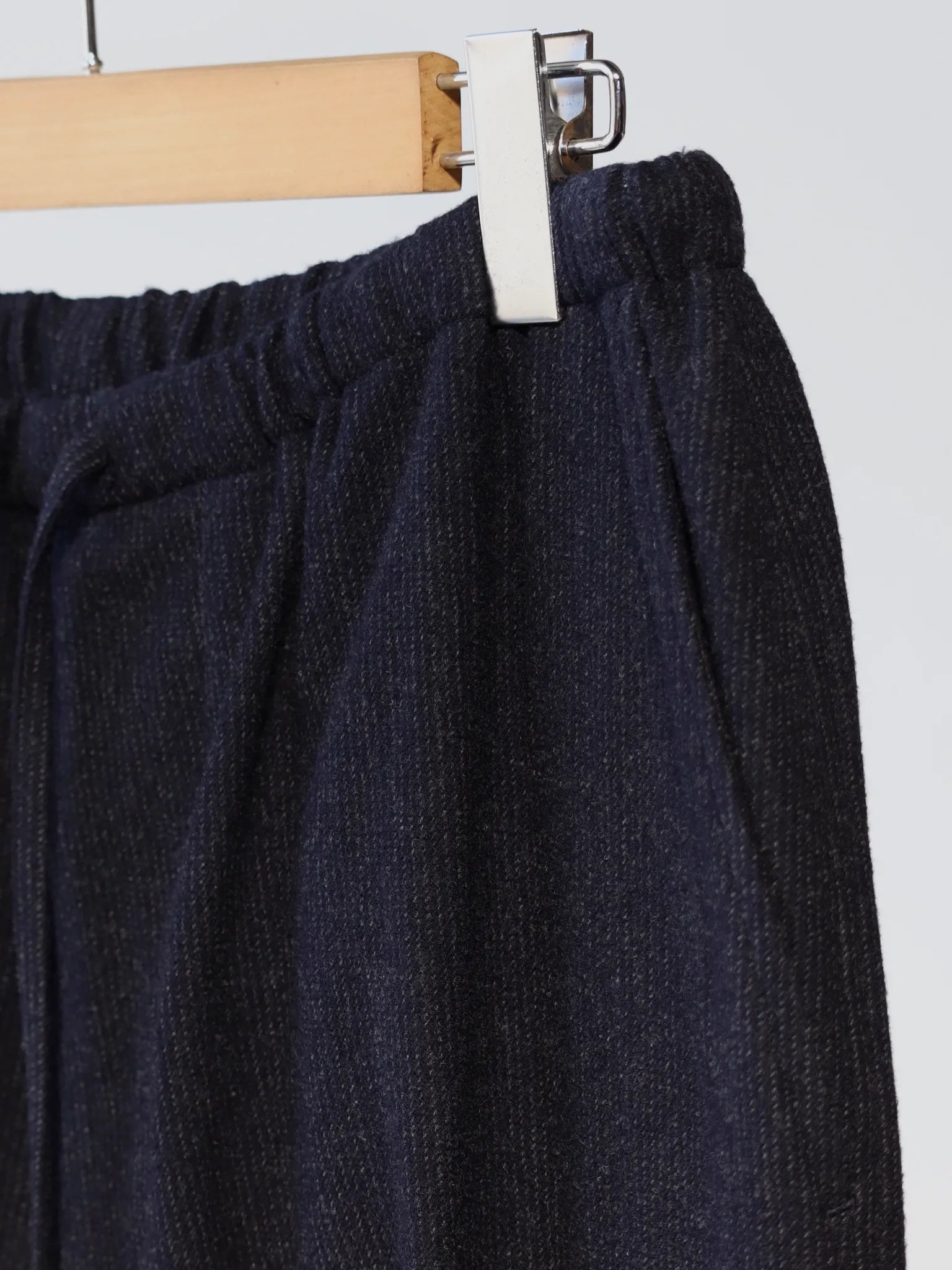 comoli-refine-wool-drawstring-pants-navy-3