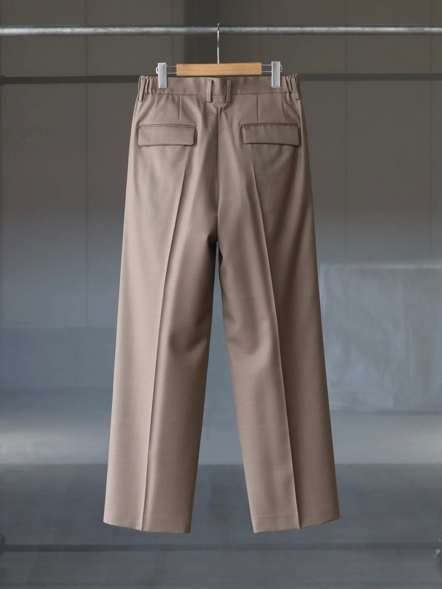 TWO TUCKS WIDE TROUSERS MOCHA BEIGE