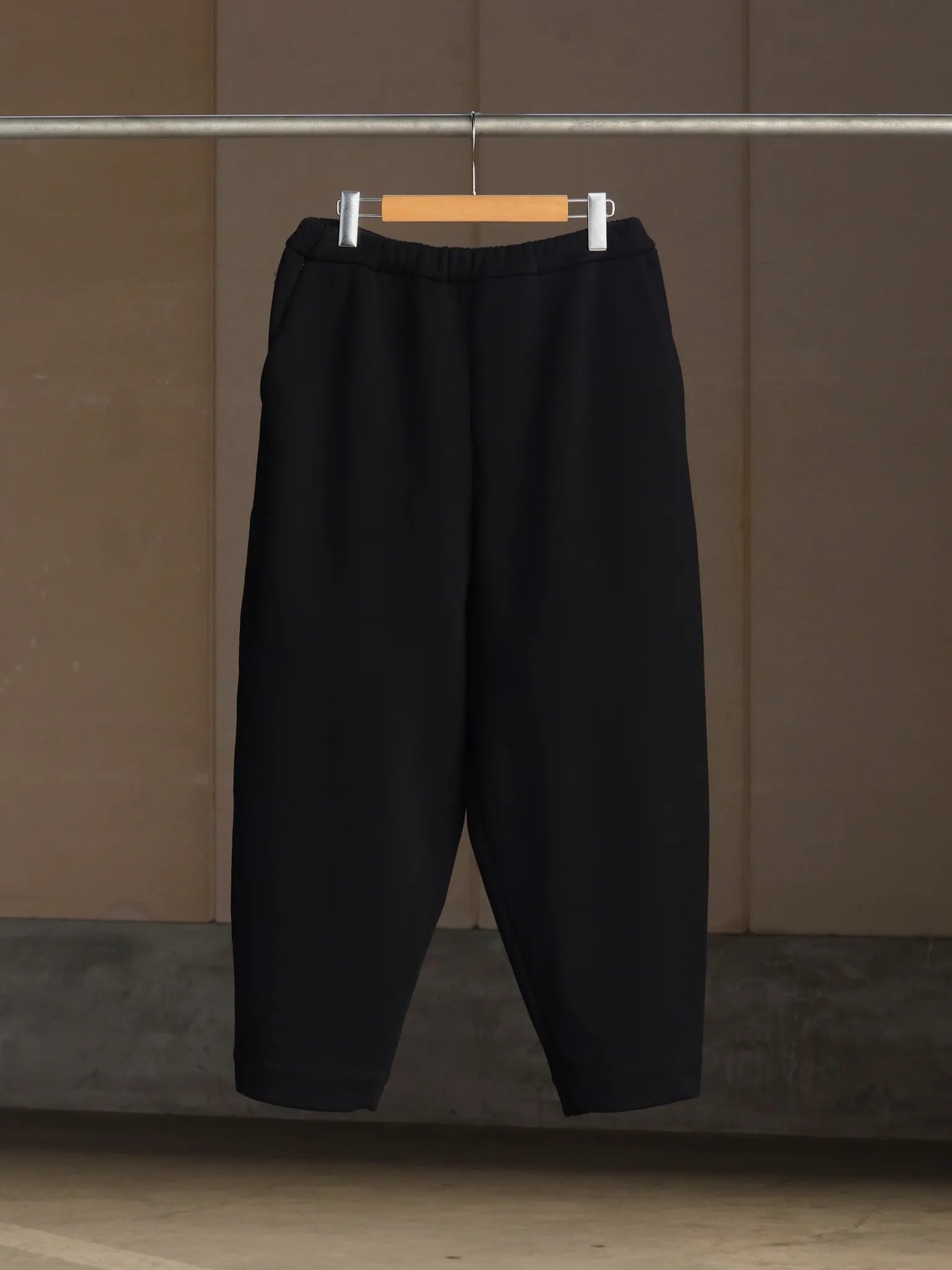 wonder-room-egg-sweat-slacks-black-1