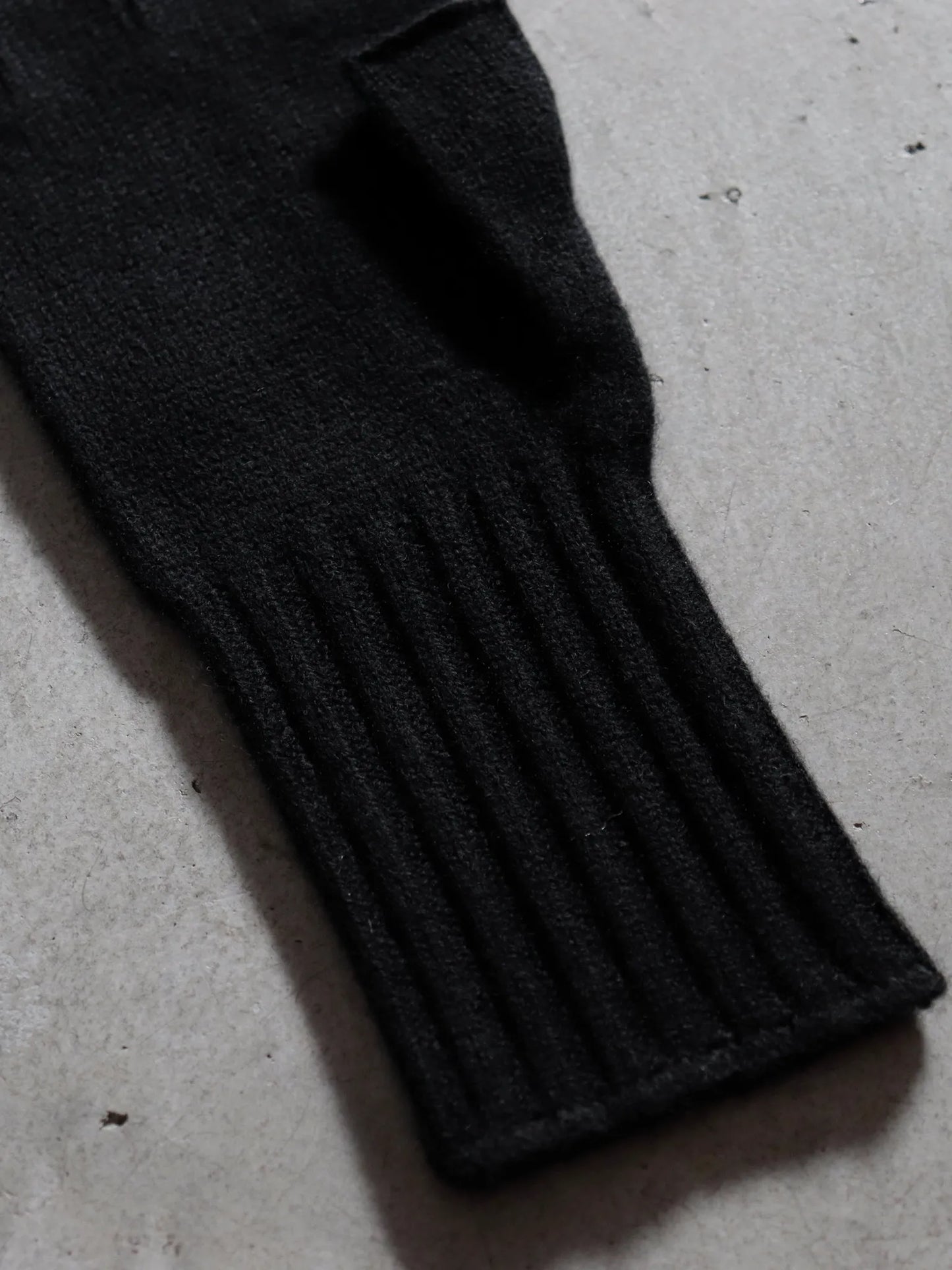 bodhi-cashmere-fingerless-soft-gloves-black-2