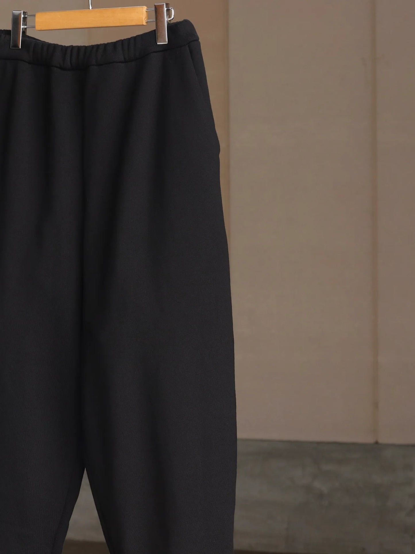 wonder-room-egg-sweat-slacks-black-4