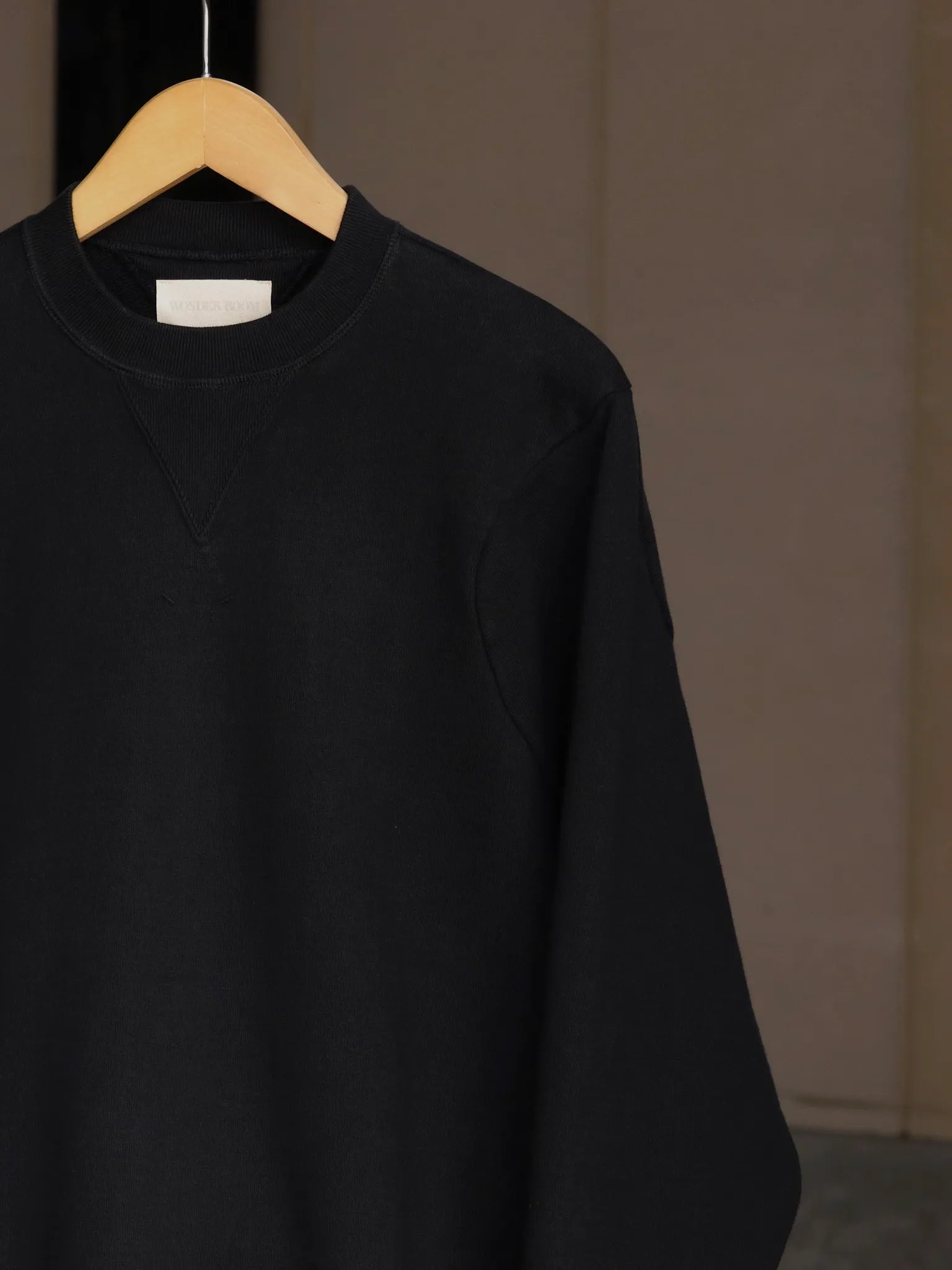 wonder-room-whale-crewneck-sweat-shirt-black-2