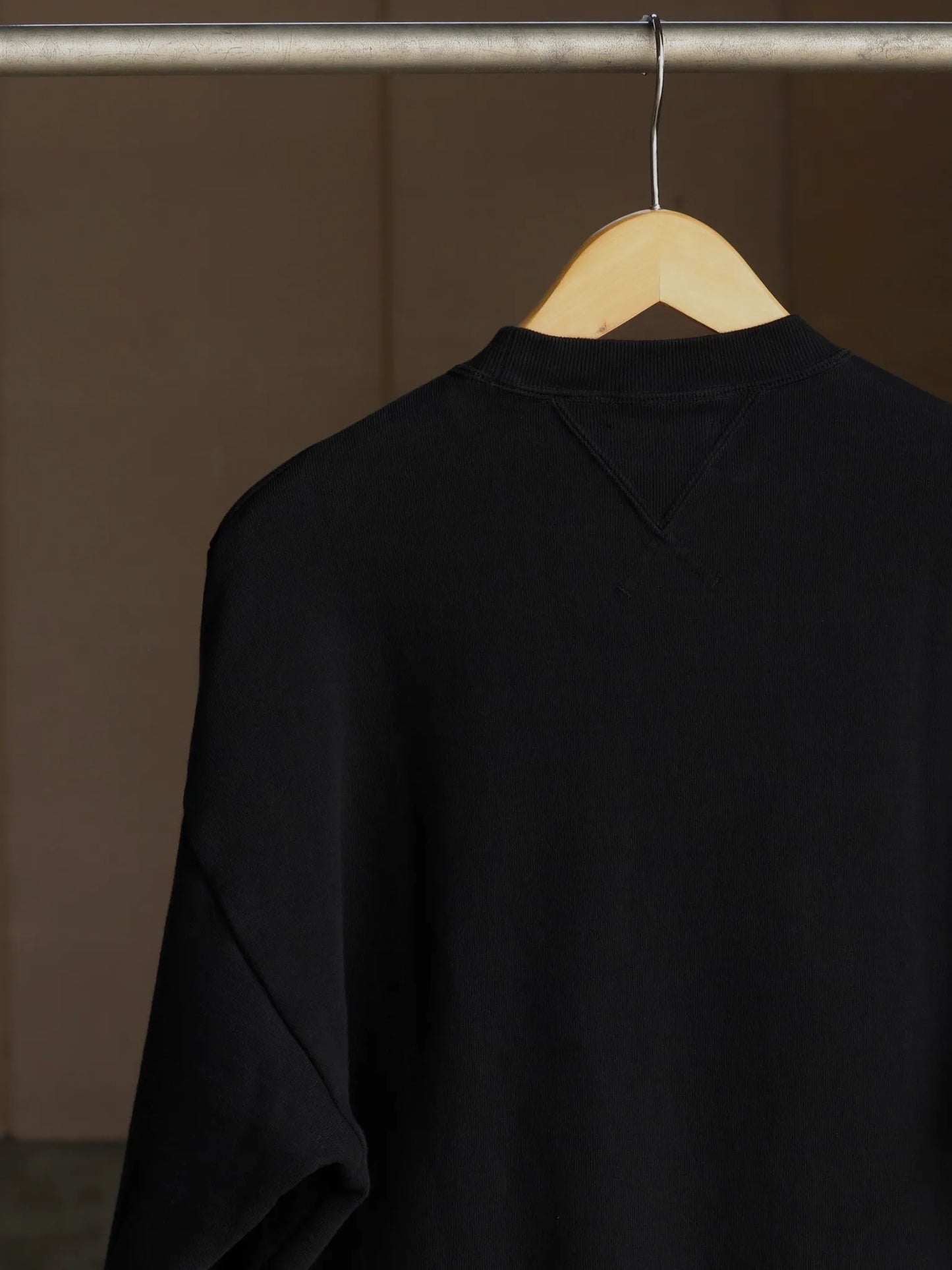 wonder-room-whale-crewneck-sweat-shirt-black-5