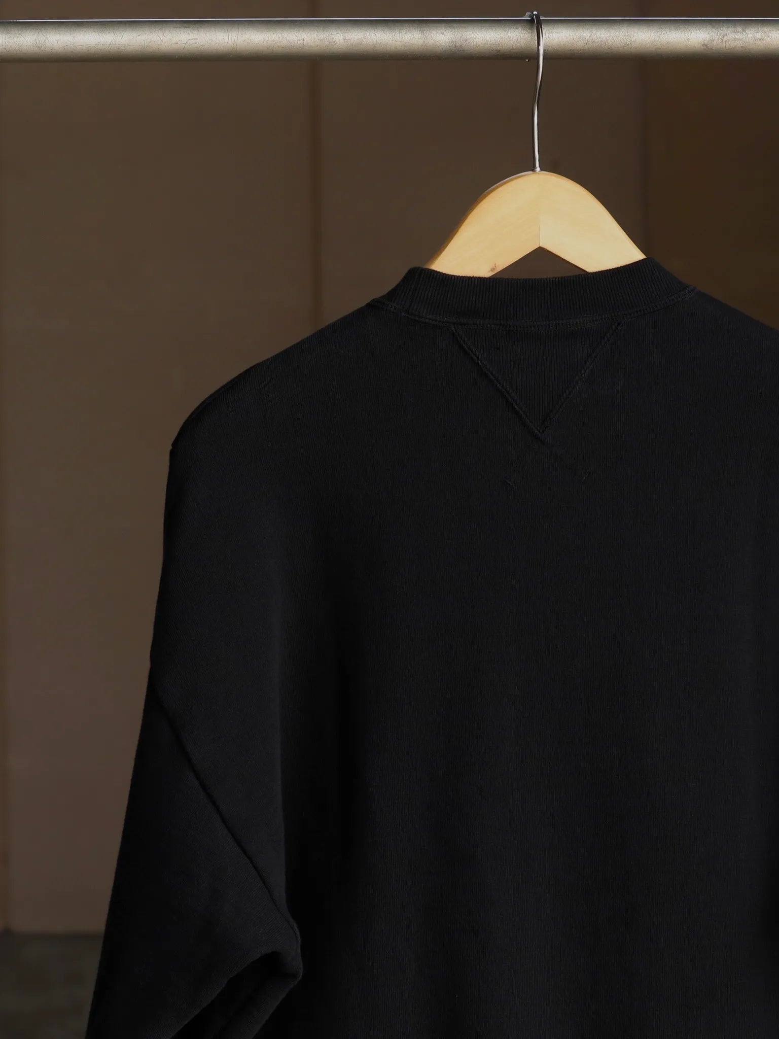 wonder-room-whale-crewneck-sweat-shirt-black-5