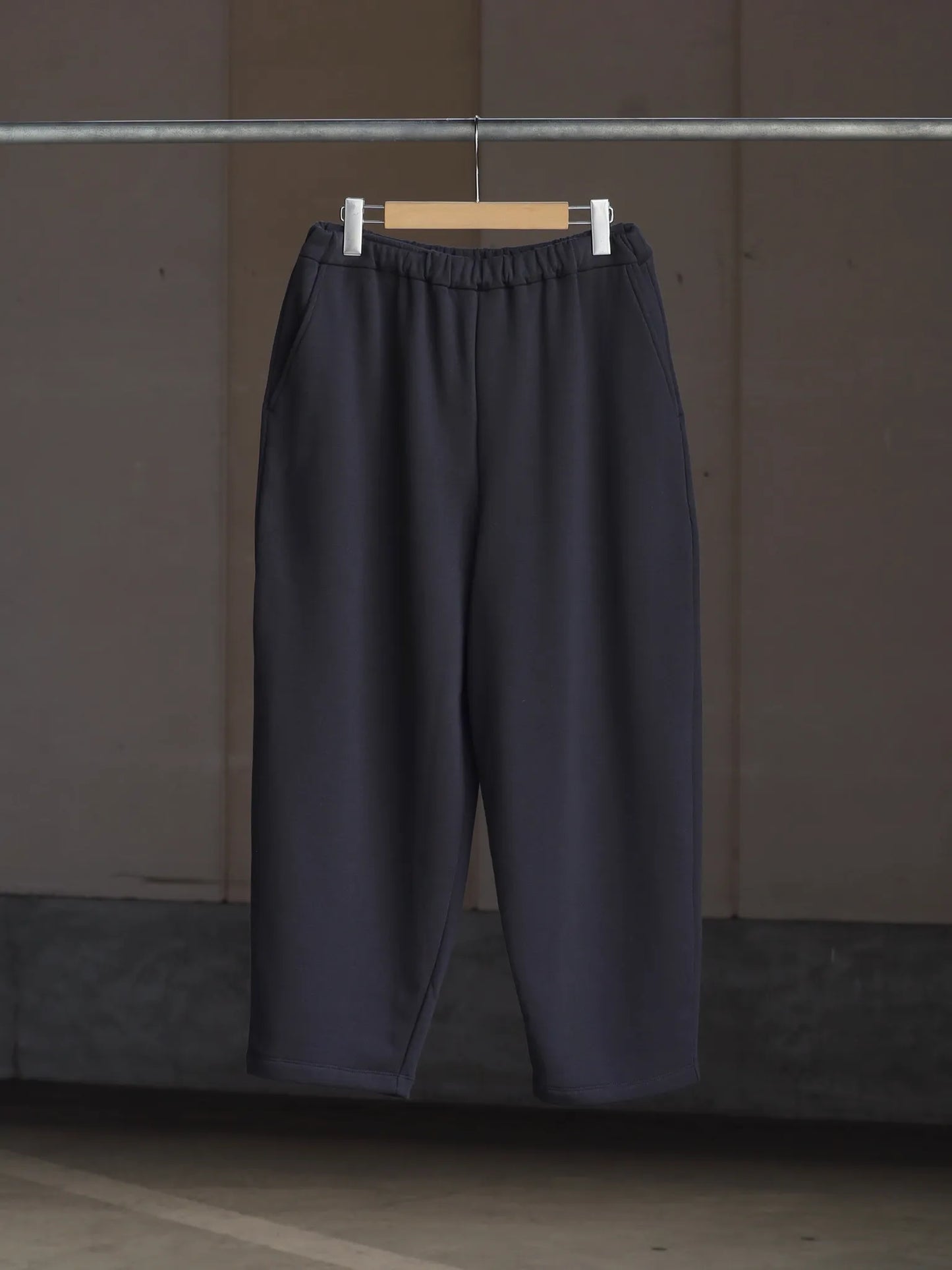 wonder-room-friend-sweat-slacks-v-gray-1