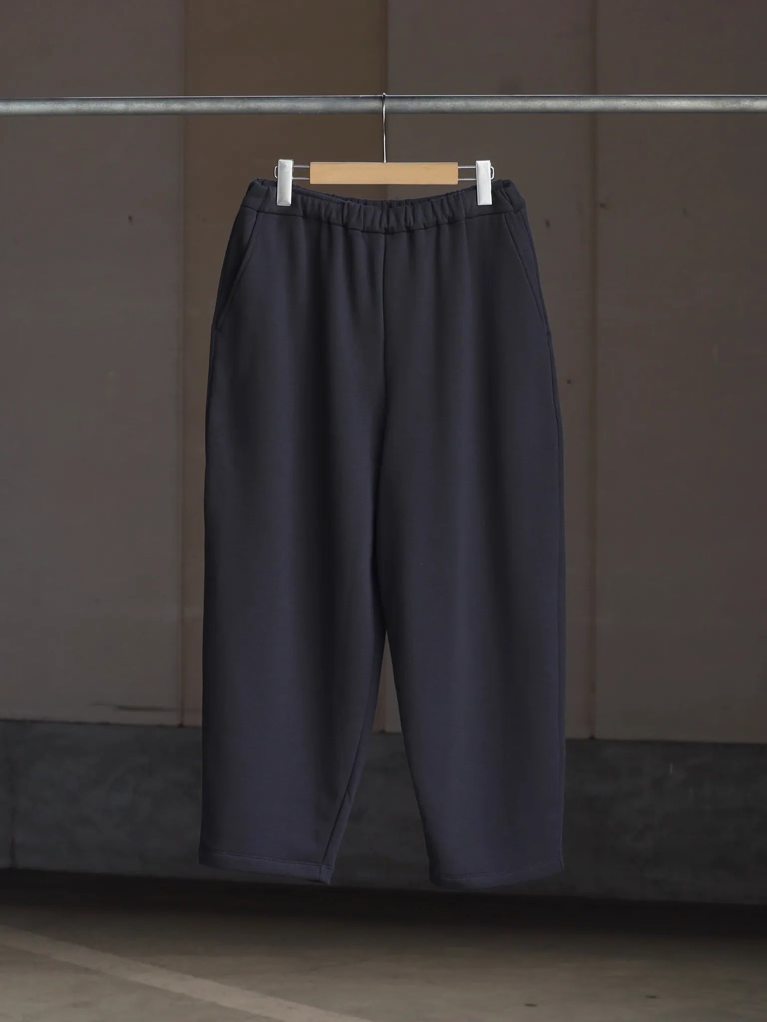 wonder-room-friend-sweat-slacks-v-gray-1