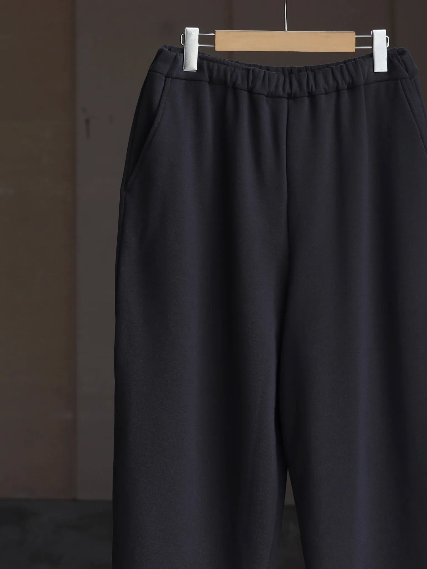 wonder-room-friend-sweat-slacks-v-gray-2