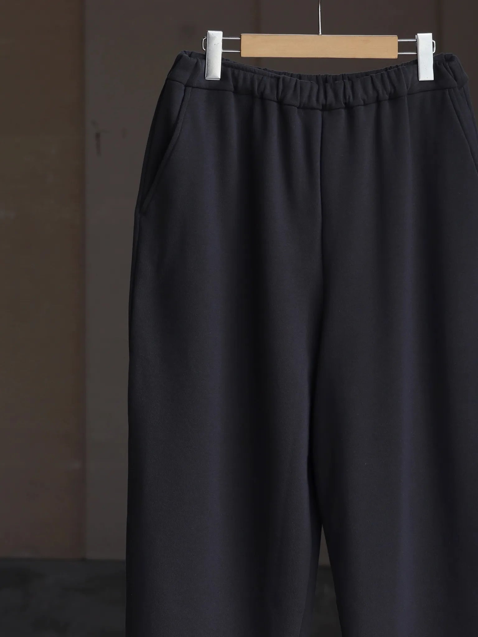 wonder-room-friend-sweat-slacks-v-gray-2