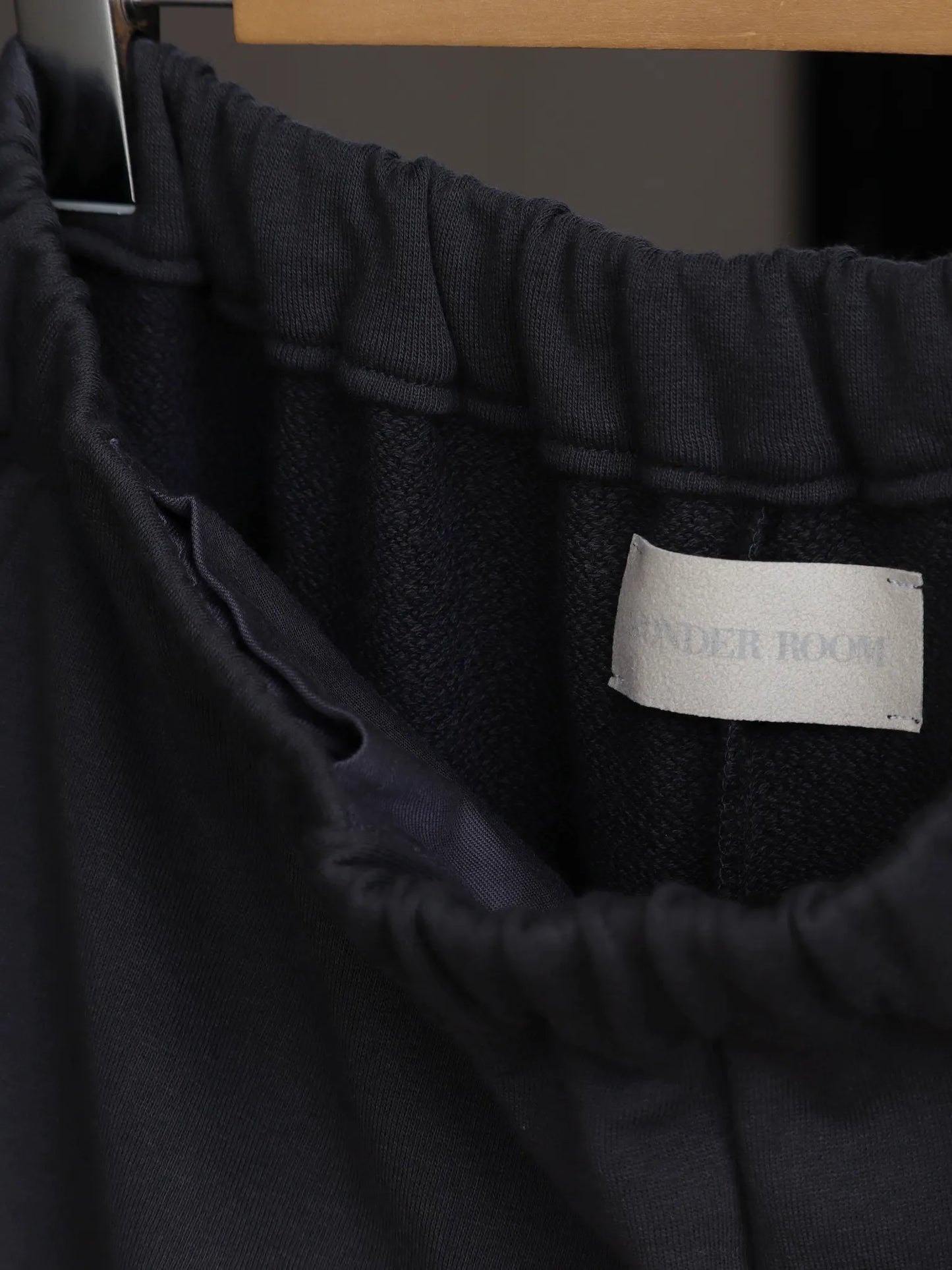 wonder-room-friend-sweat-slacks-v-gray-3